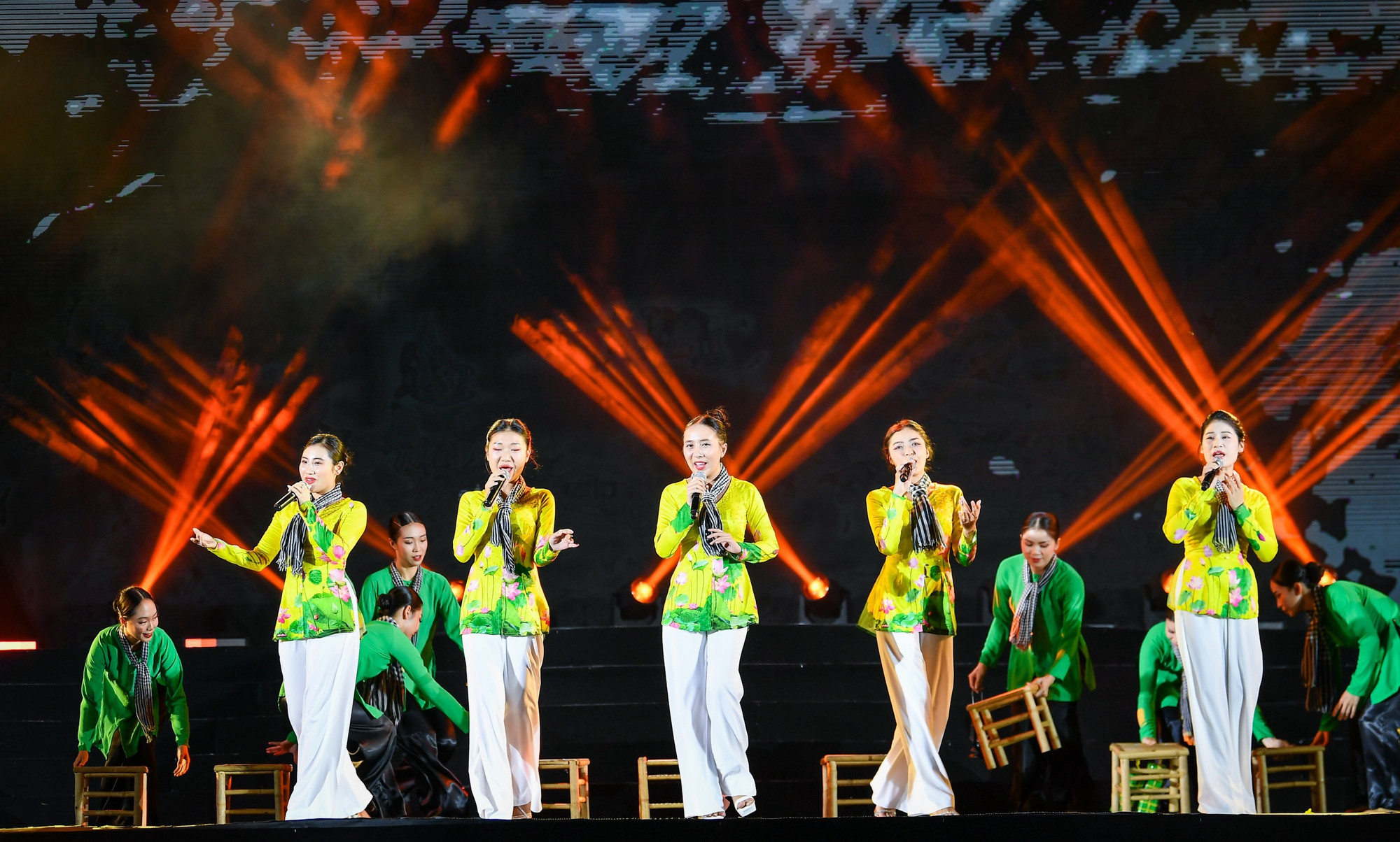 Các nghệ sĩ biểu diễn tác phẩm "Xuân chiến khu", mở màn chương đầu tiên của chương trình.