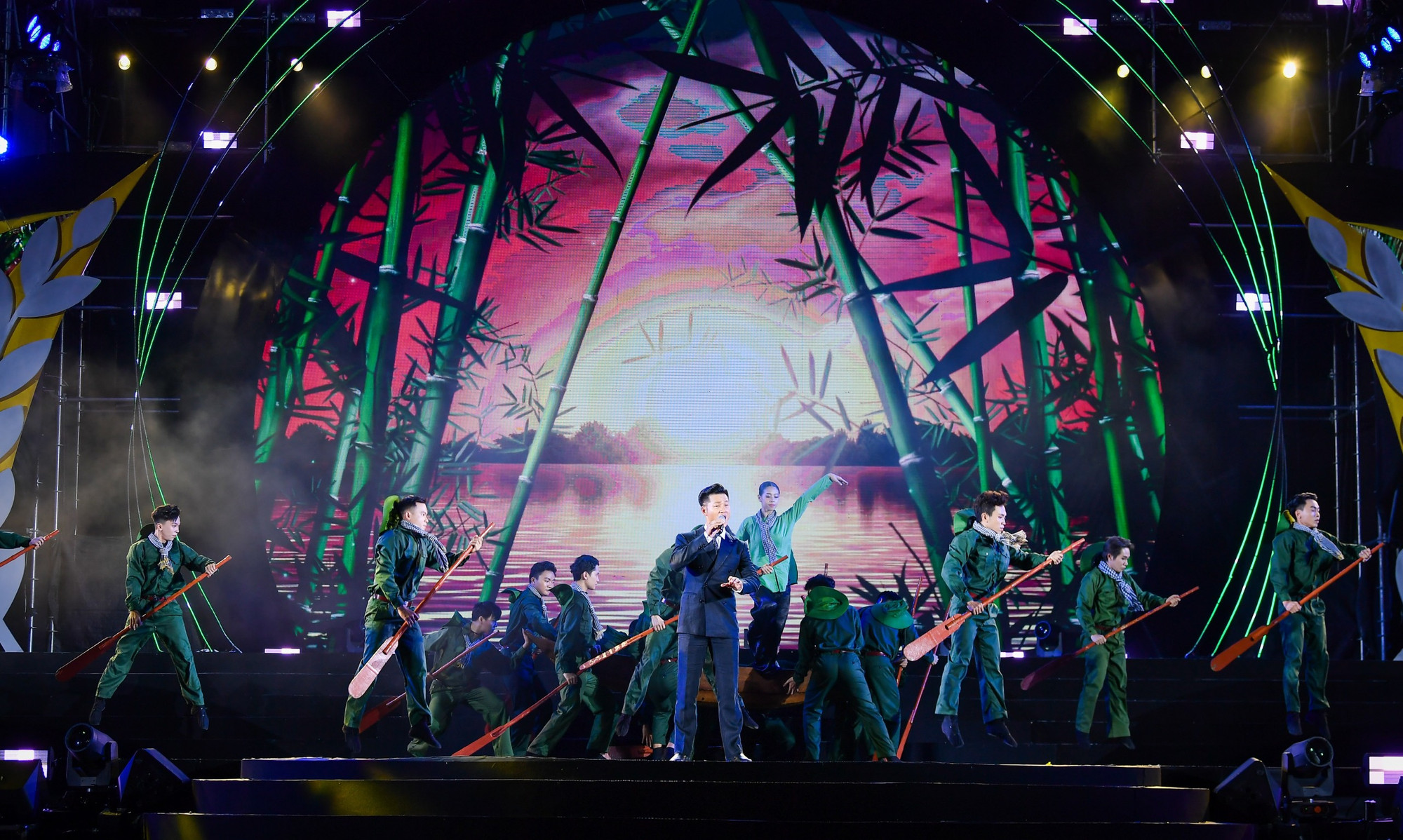 Ca sĩ Đức Tuấn với ca khúc Vàm Cỏ Đông.