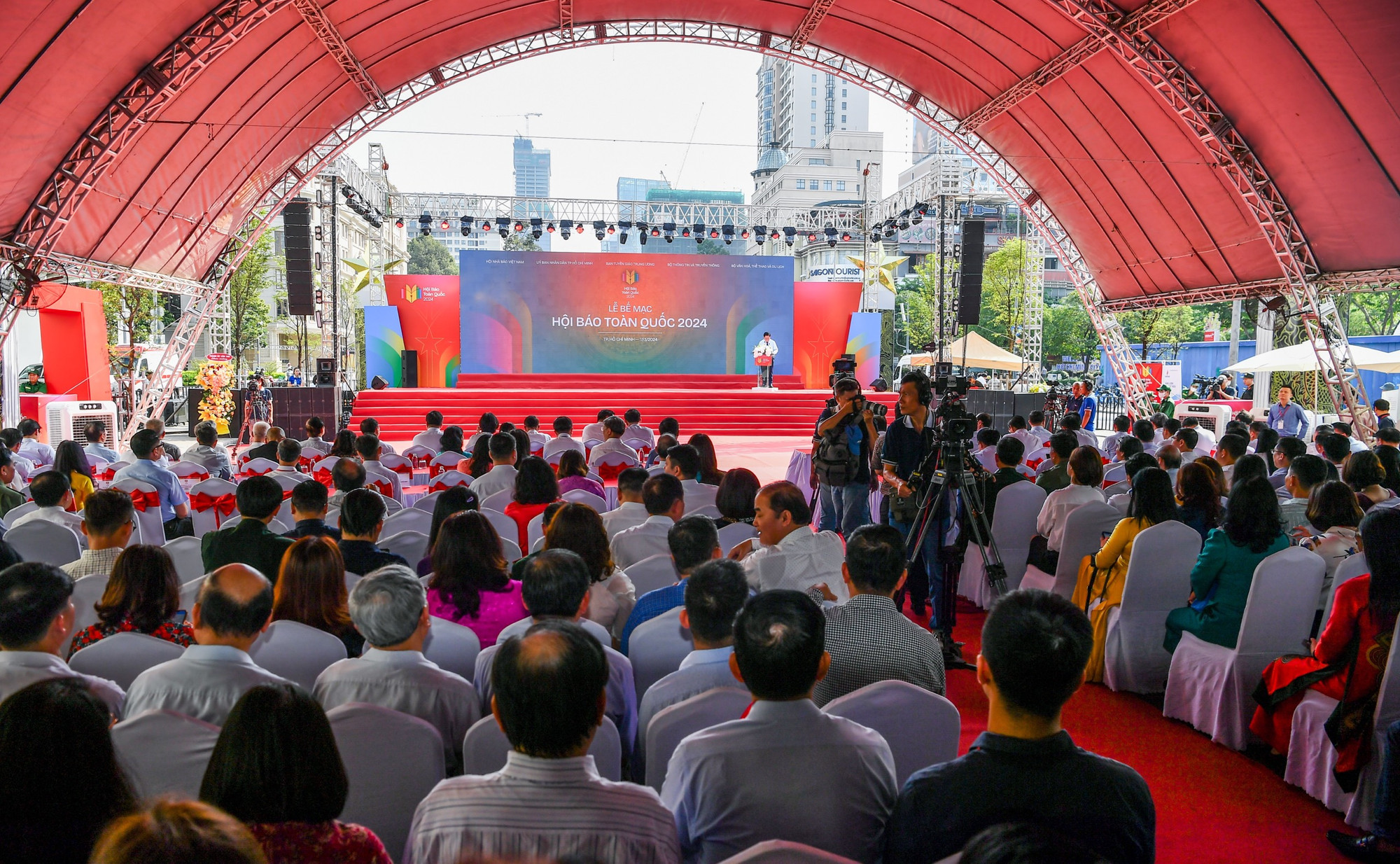 Quang cảnh lễ bế mạc Hội Báo toàn quốc năm 2024. Quang cảnh lễ bế mạc Hội Báo toàn quốc năm 2024.