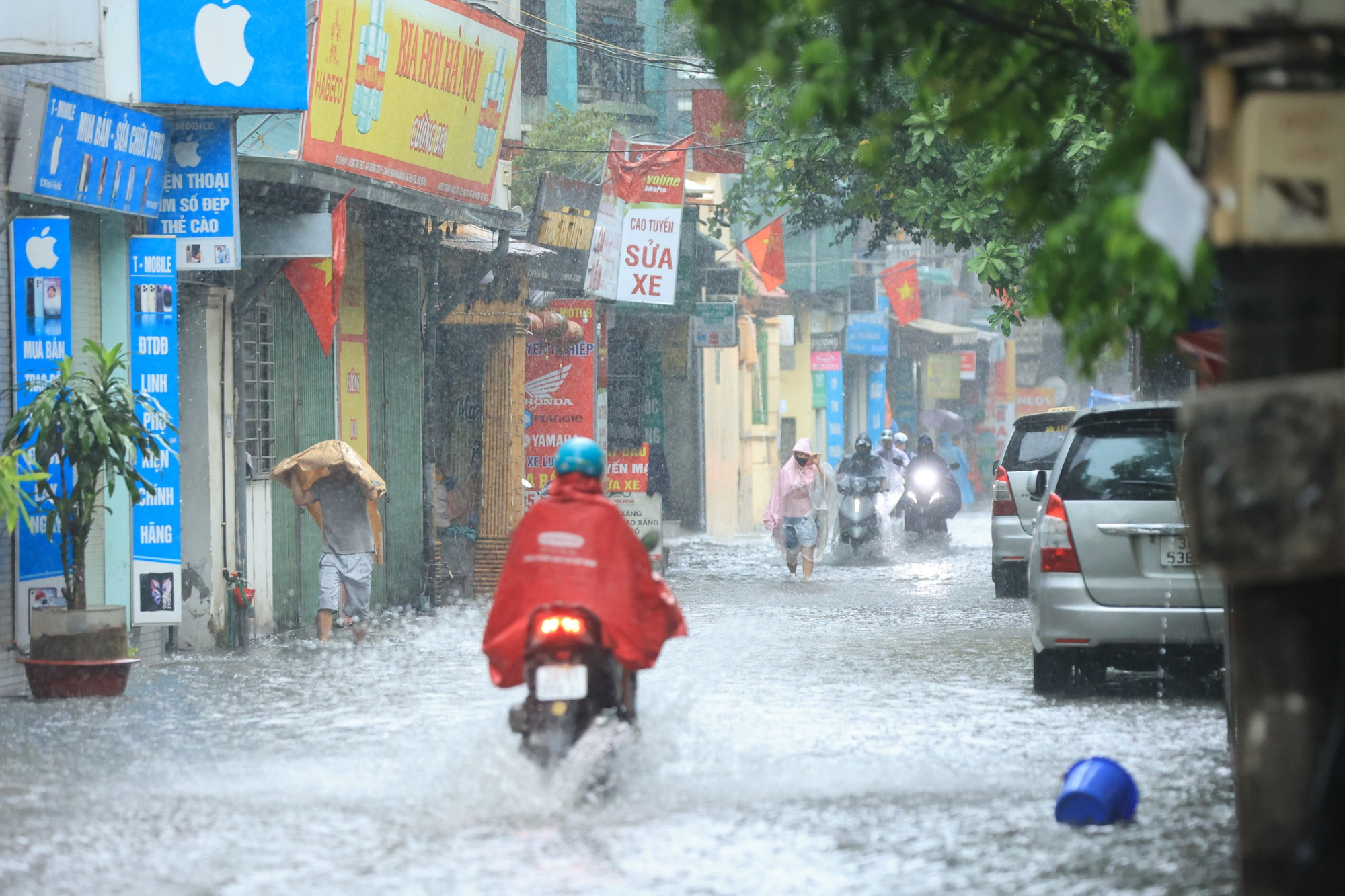 Theo báo cáo nhanh, do ảnh hưởng của vùng mây đối lưu, trên địa bàn Thành phố có mưa vùng, cục bộ tại quận Hà Đông (72mm), quận Nam Từ Liêm (68mm), huyện Thường Tín (41,3mm), huyện Thanh Oai (33,6mm). Thời gian mưa tập trung từ 4 giờ tới 6 giờ.