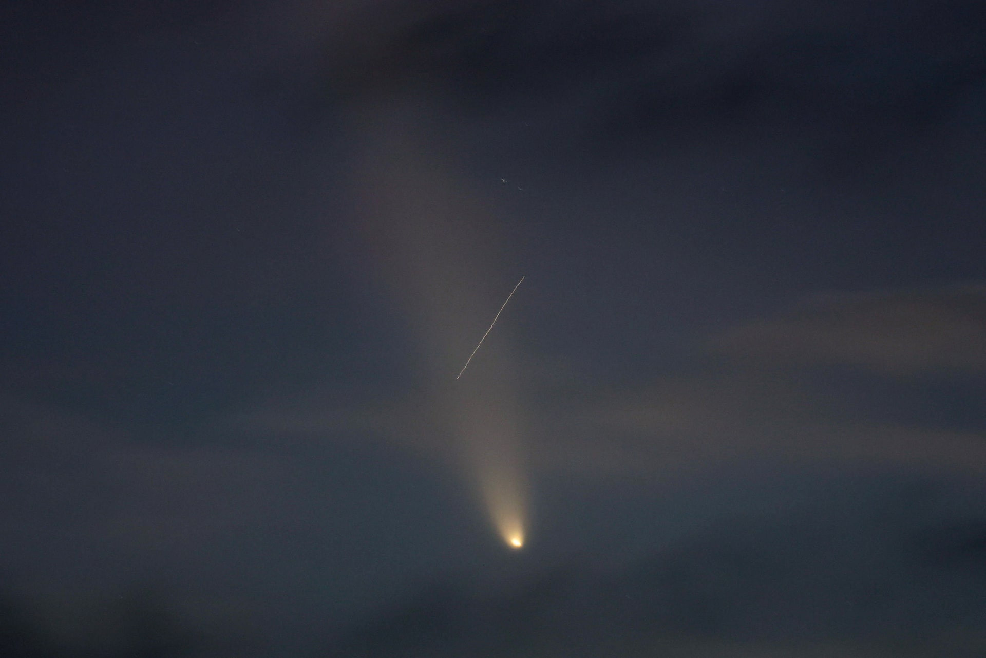 Sao chổi A3 xuất hiện trên bầu trời Ronda, Tây Ban Nha, ngày 13/10 (Ảnh: Reuters).