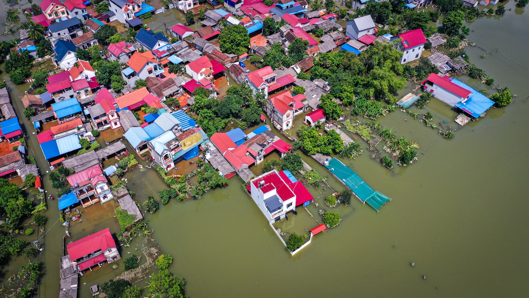 Mực nước sâu khiến cho An Lạc gần như bị cô lập. Mực nước sâu khiến cho An Lạc gần như bị cô lập.