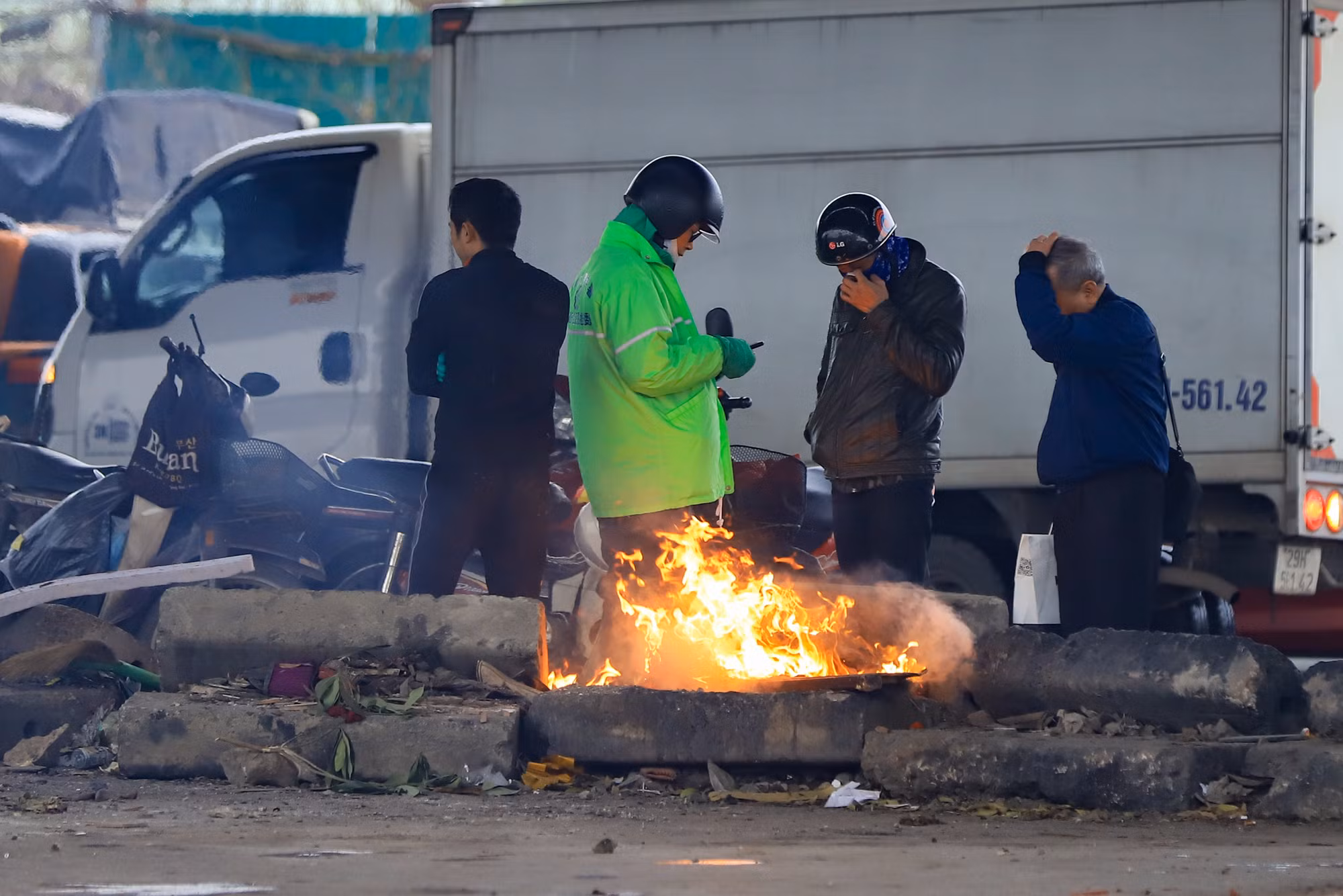 [Ảnh] Người lao động co ro, mưu sinh giữa đại hàn 