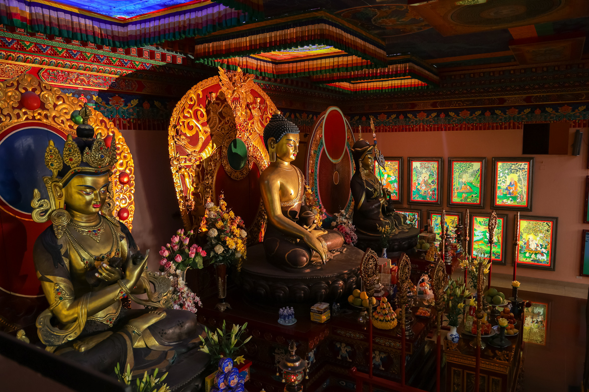 Bên trong bảo điện trang trí nhiều tranh, tượng các vị Bồ Tát cũng như thần linh khác nhau.