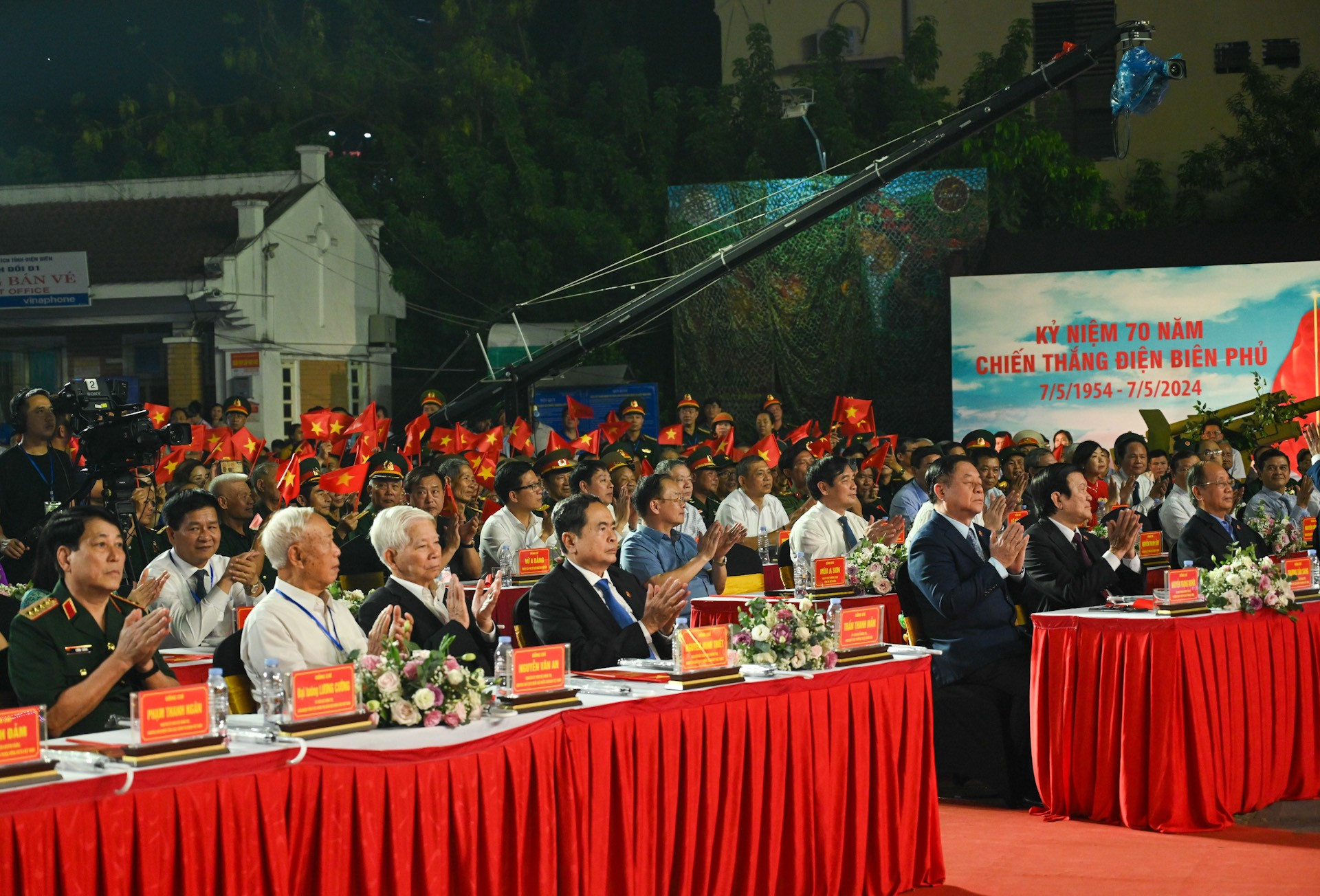 Tại điểm cầu Điện Biên có nguyên Chủ tịch nước Nguyễn Minh Triết, Trương Tấn Sang; nguyên Chủ tịch Quốc hội Nguyễn Văn An; nguyên Ủy viên Bộ Chính trị, nguyên Thường trực Ban Bí thư Phan Diễn; các đồng chí: Trần Thanh Mẫn, Ủy viên Bộ Chính trị, Phó Chủ tịch Thường trực Quốc hội; Đại tướng Lương Cường, Ủy viên Bộ Chính trị, Chủ nhiệm Tổng cục Chính trị Quân đội nhân dân Việt Nam; Nguyễn Trọng Nghĩa, Bí thư Trung ương Đảng, Trưởng Ban Tuyên giáo Trung ương; Trần Hồng Hà, Ủy viên Trung ương Đảng, Phó Thủ tướng Chính phủ; Trần Quốc Cường, Ủy viên Trung ương Đảng, Bí thư Tỉnh ủy Điện Biên.