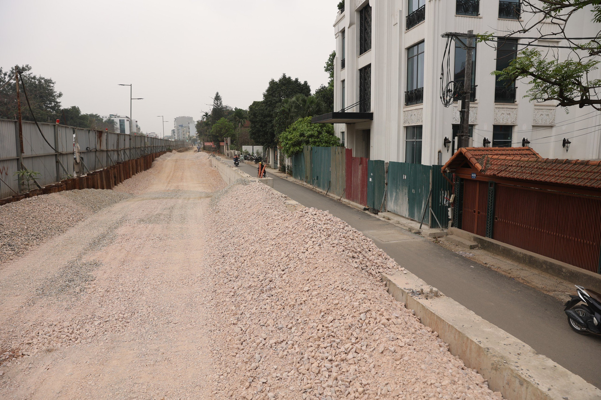 [Ảnh] Lại xuất hiện nhiều vết nứt sâu dọc mặt đê Âu Cơ ảnh 10