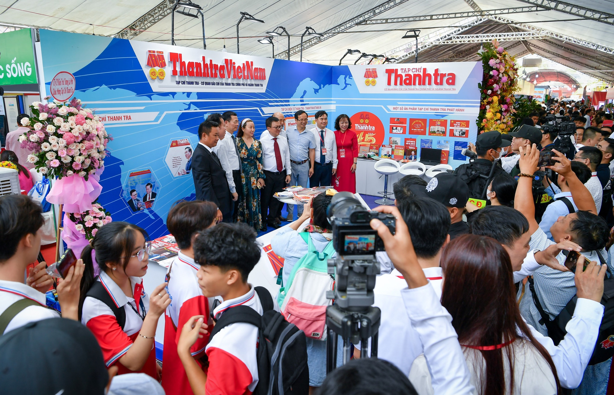 Các đại biểu tại gian trưng bày của Tạp chí Thanh tra. Ảnh: Thành Đạt.