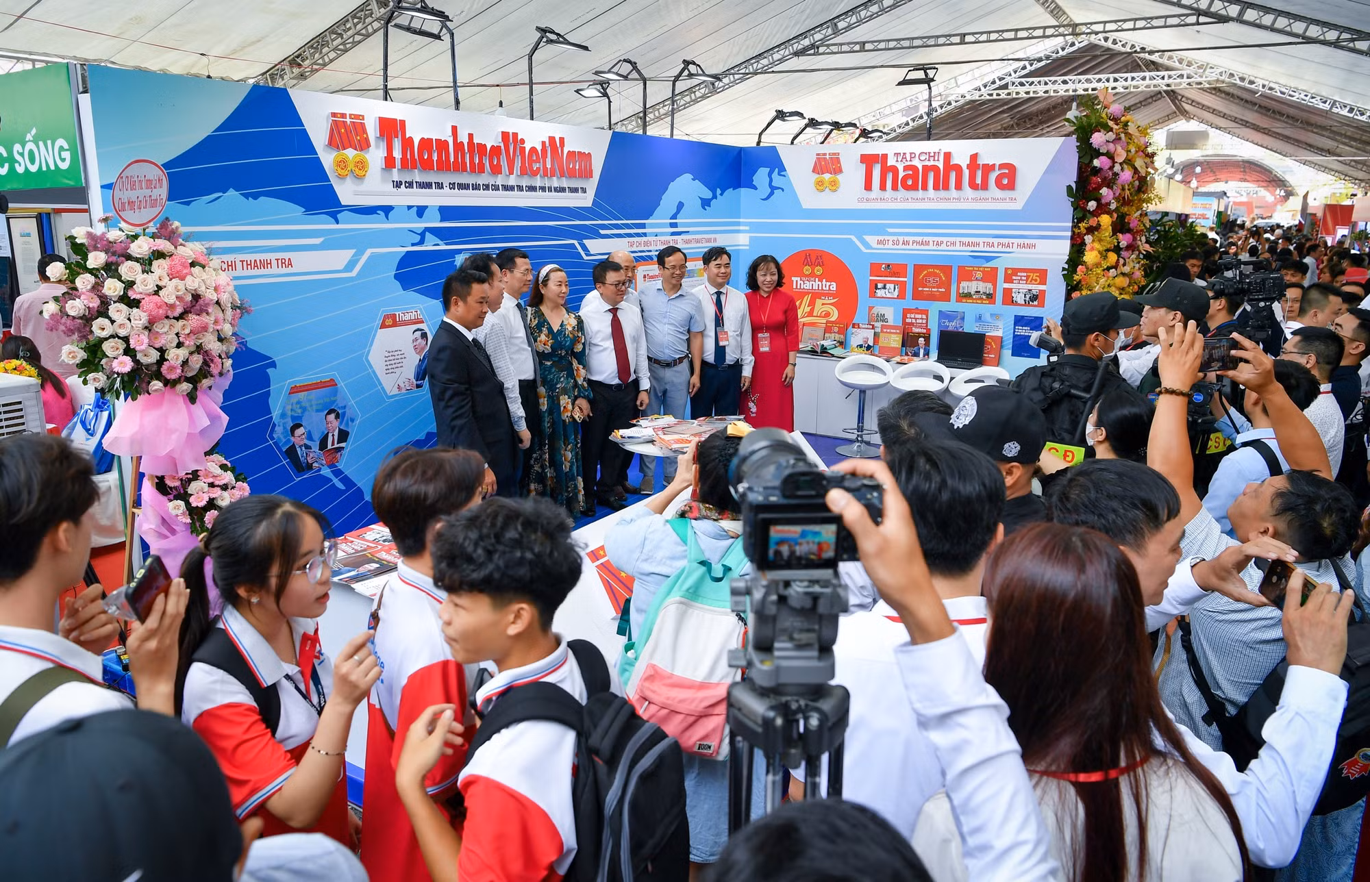 Các đại biểu tại gian trưng bày của Tạp chí Thanh tra. Ảnh: Thành Đạt.