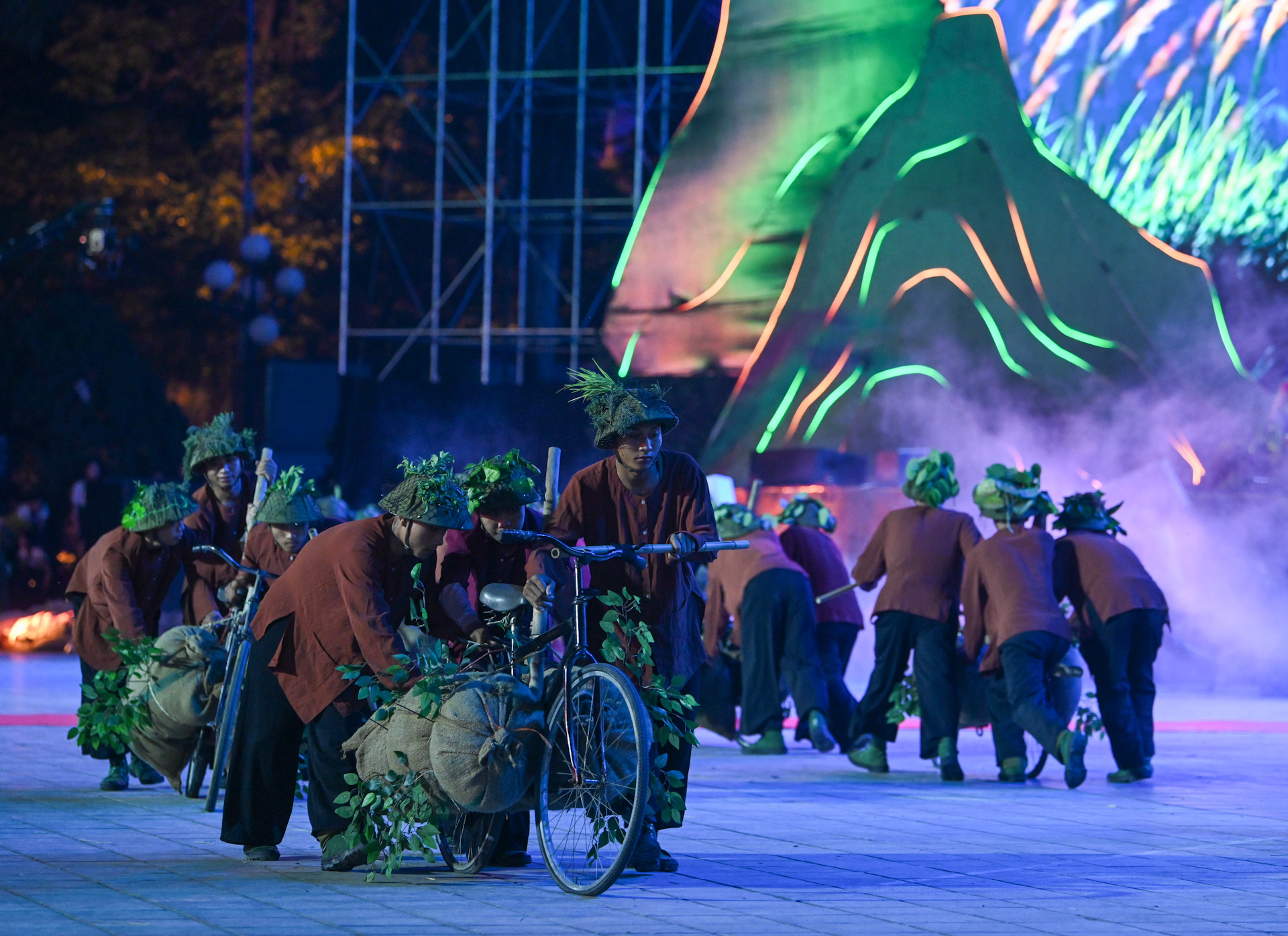 Trong thời lượng 90 phút, dòng chảy âm nhạc đưa tới người nghe nhiều cung bậc cảm xúc vừa hào hùng, vừa sâu lắng...