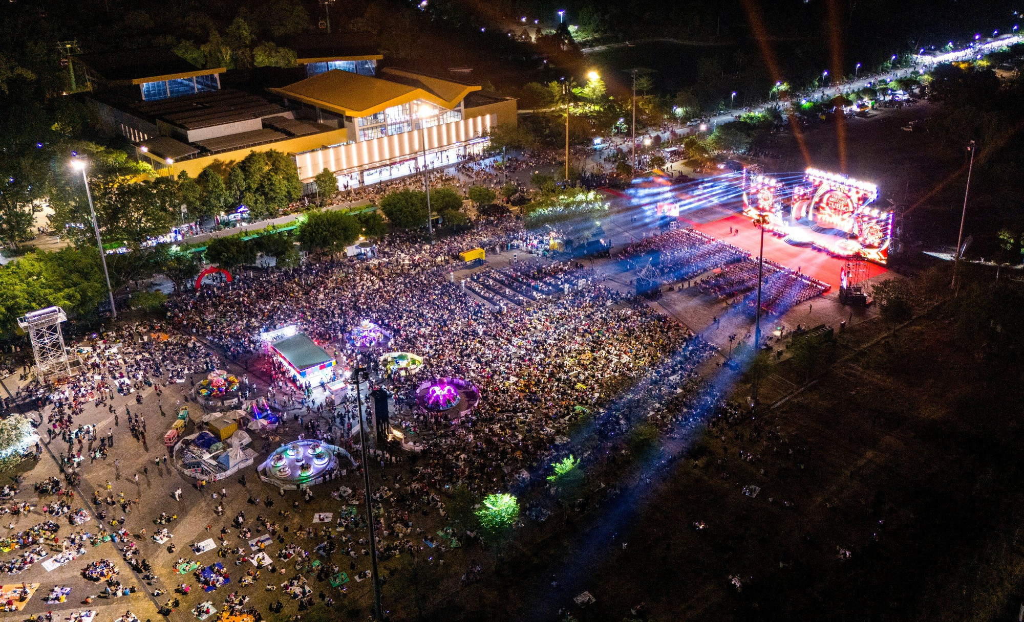 Toàn cảnh chương trình nhìn từ trên cao...