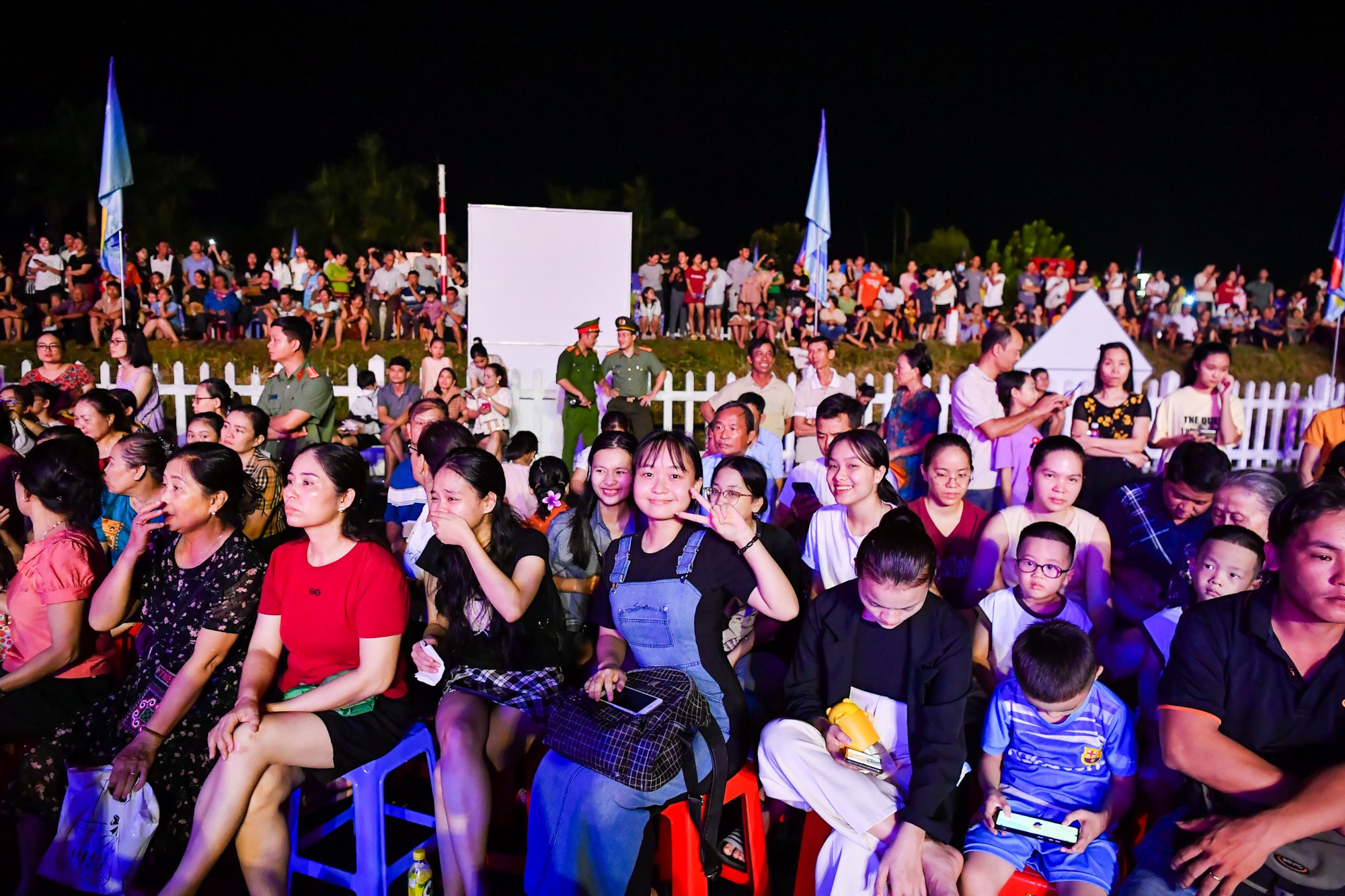 Hàng trăm khán giả đã có mặt tại buổi tổng duyệt chương trình.