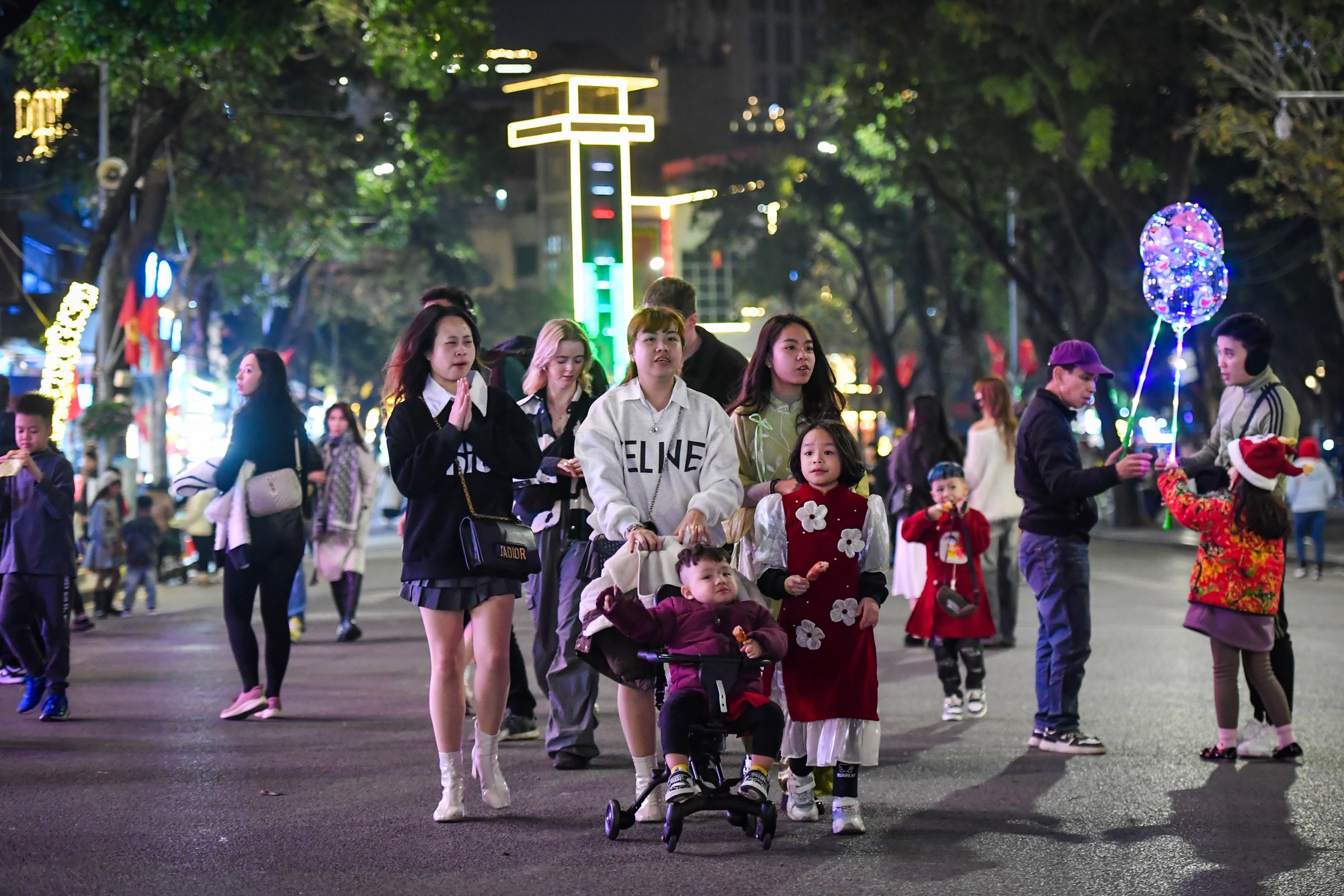 "Năm nào, chúng tôi cũng cùng nhau lên hồ Hoàn Kiếm xem bắn pháo hoa, đón mừng năm mới", chị Hoa, nhà ở Ngọc Hà, Ba Đình chia sẻ. "Năm nào, chúng tôi cũng cùng nhau lên hồ Hoàn Kiếm xem bắn pháo hoa, đón mừng năm mới", chị Hoa, nhà ở Ngọc Hà, Ba Đình chia sẻ.