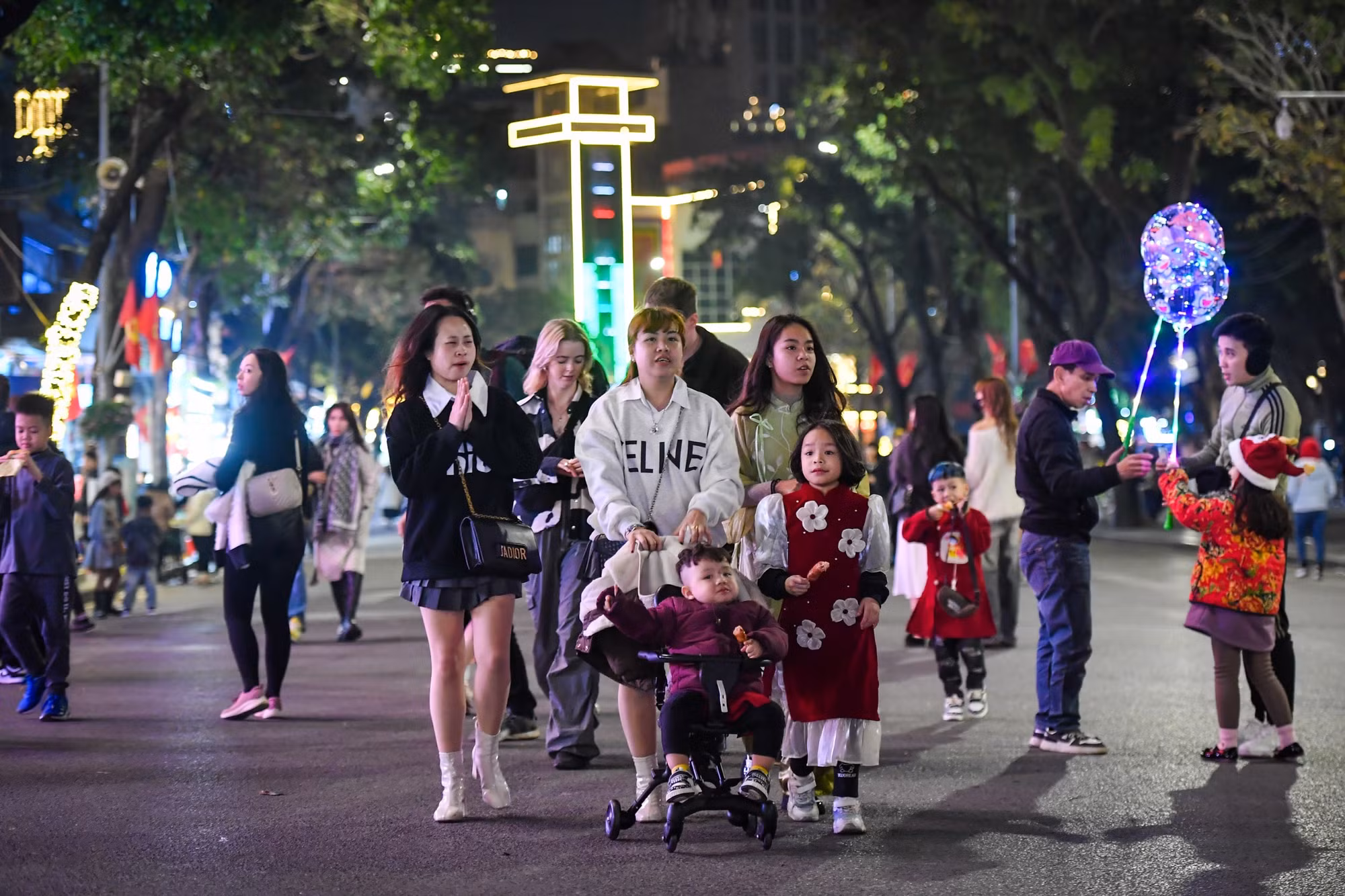 "Năm nào, chúng tôi cũng cùng nhau lên hồ Hoàn Kiếm xem bắn pháo hoa, đón mừng năm mới", chị Hoa, nhà ở Ngọc Hà, Ba Đình chia sẻ.