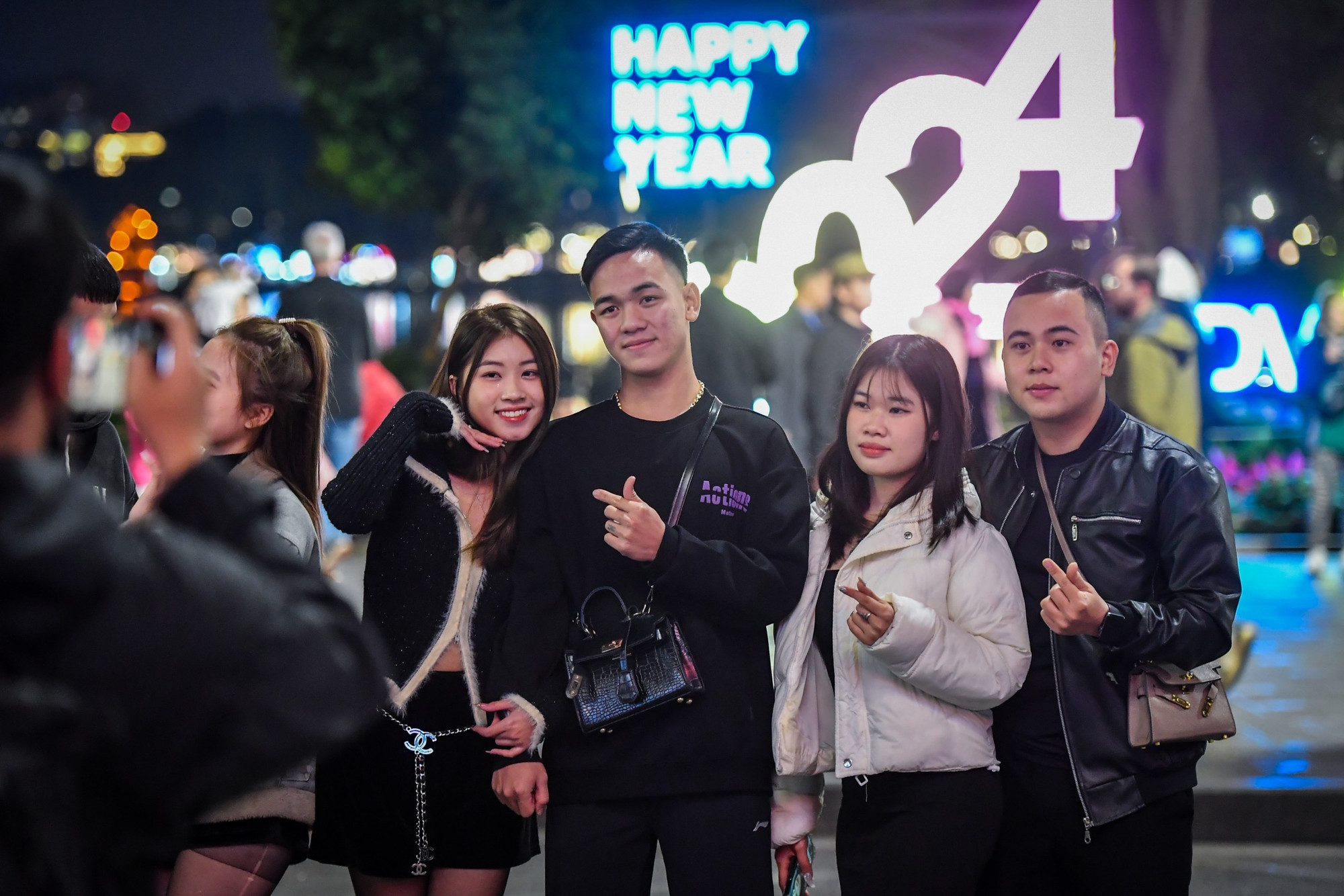 [Ảnh] Người Hà Nội hân hoan chờ đón thời khắc Giao thừa