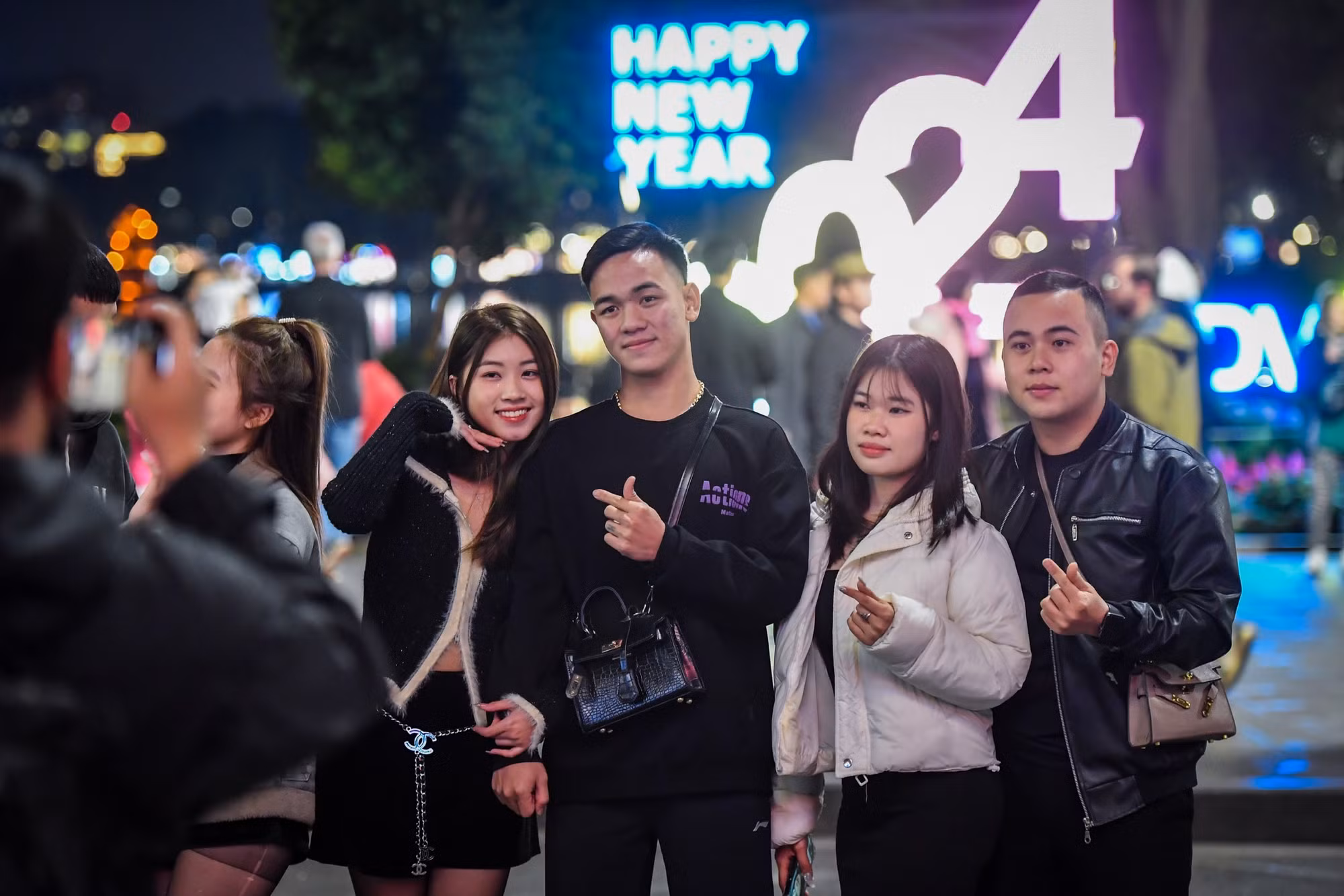 [Ảnh] Người Hà Nội hân hoan chờ đón thời khắc Giao thừa