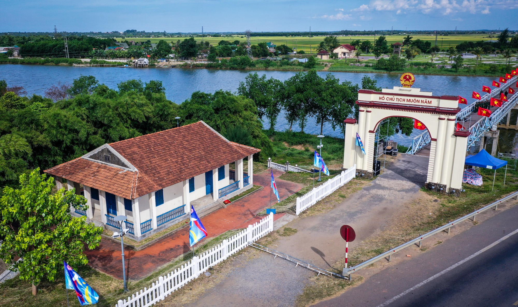 Trụ sở Đồn công an Hiền Lương phía bờ bắc sông Bến Hải được phục dựng vào năm 2004 theo kiến trúc nguyên mẫu đồn công an những năm 1955-1967. Đây là nơi làm việc và sinh hoạt, nghỉ ngơi của các chiến sĩ đồn công an giới tuyến Hiền Lương làm nhiệm vụ thực thi quy chế khu quân sự, kiểm tra người qua lại khu giới tuyến.