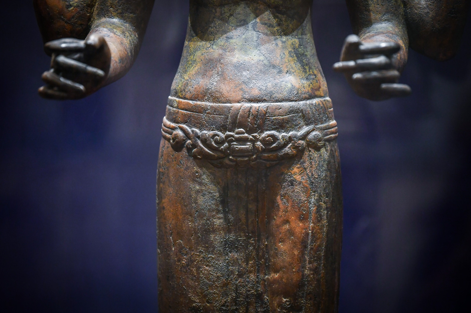 Pho tượng đồng nữ thần Durga mặc váy dài thuôn, mình để trần. Có thể nhận thấy nhiều họa tiết đặc biệt gắn với văn hóa Champa trên các nét điêu khắc được chạm nổi trên thân tượng.