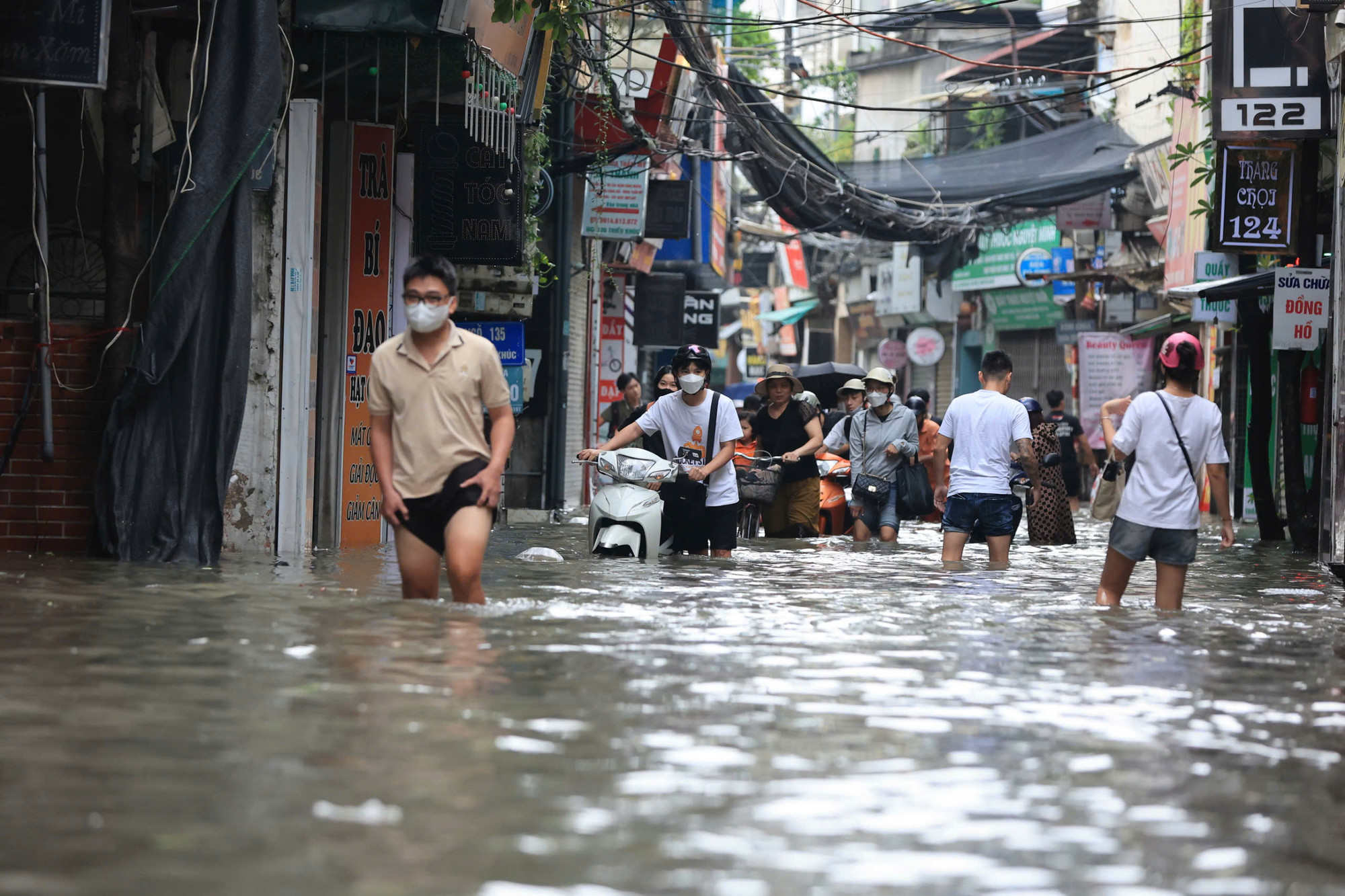Nước ngập cao khiến nhiều phương tiện chết máy.
