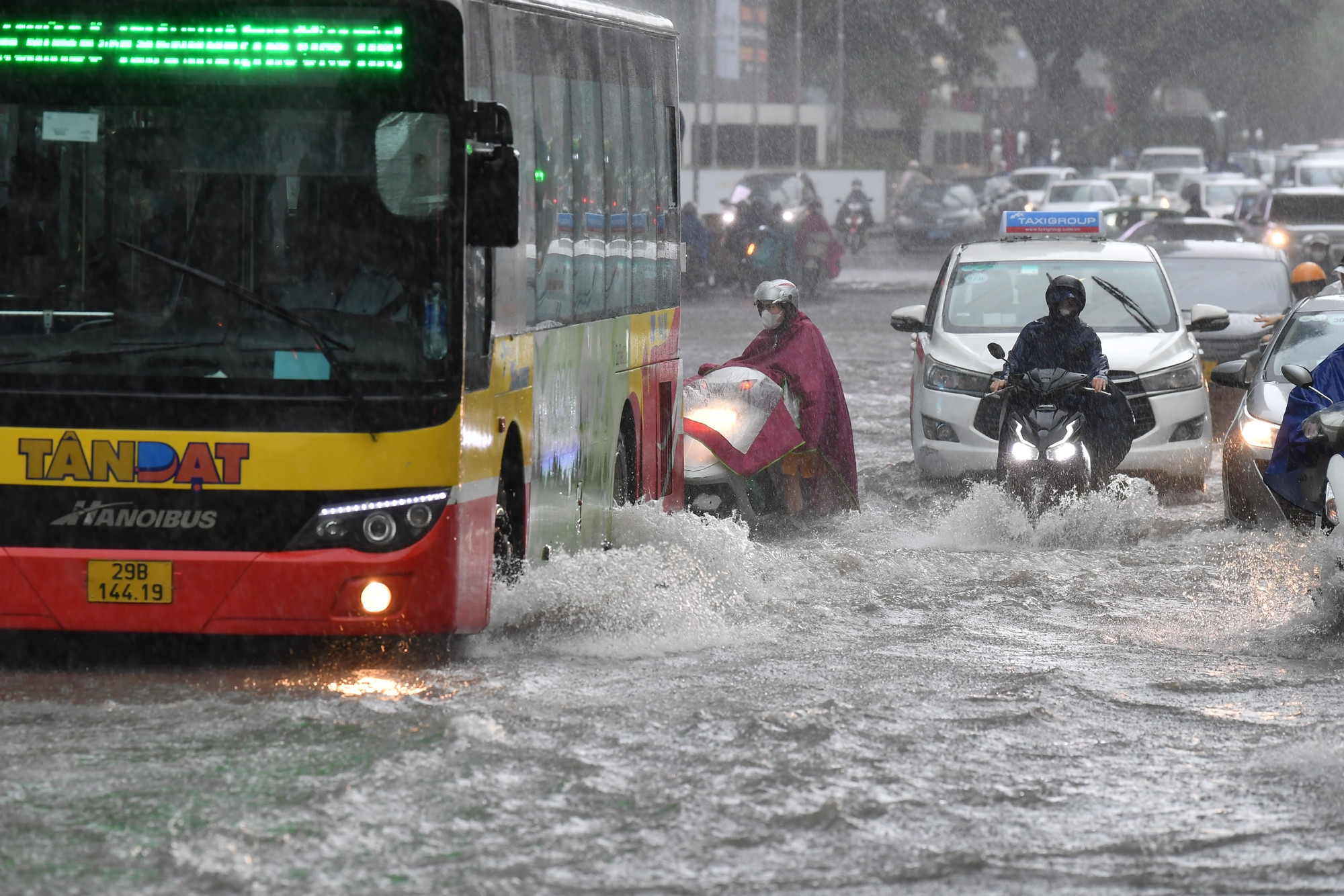 Sáng 5/6, cơn mưa lớn tầm tã đã khiến một số tuyến đường tại Thủ đô Hà Nội bị ngập úng cục bộ.