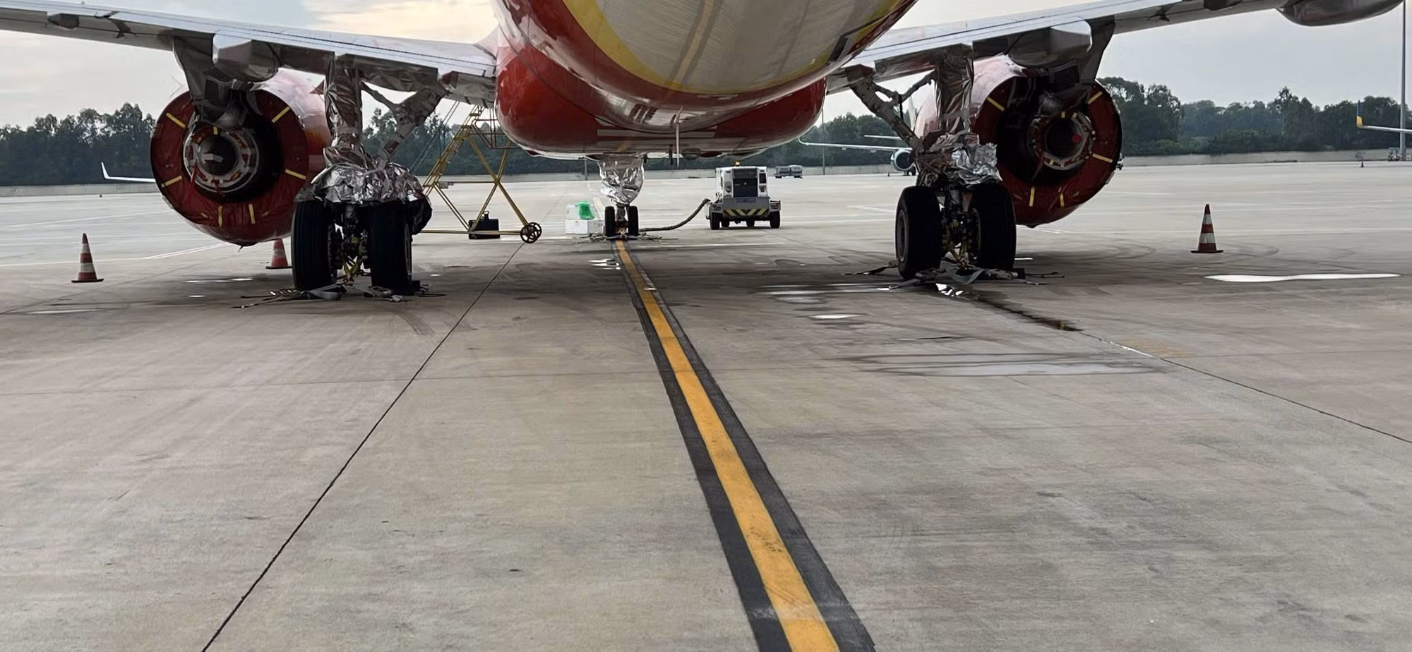 [Ảnh] Cận cảnh quy trình chằng, néo máy bay trước bão số 3 tại sân bay Nội Bài ảnh 4