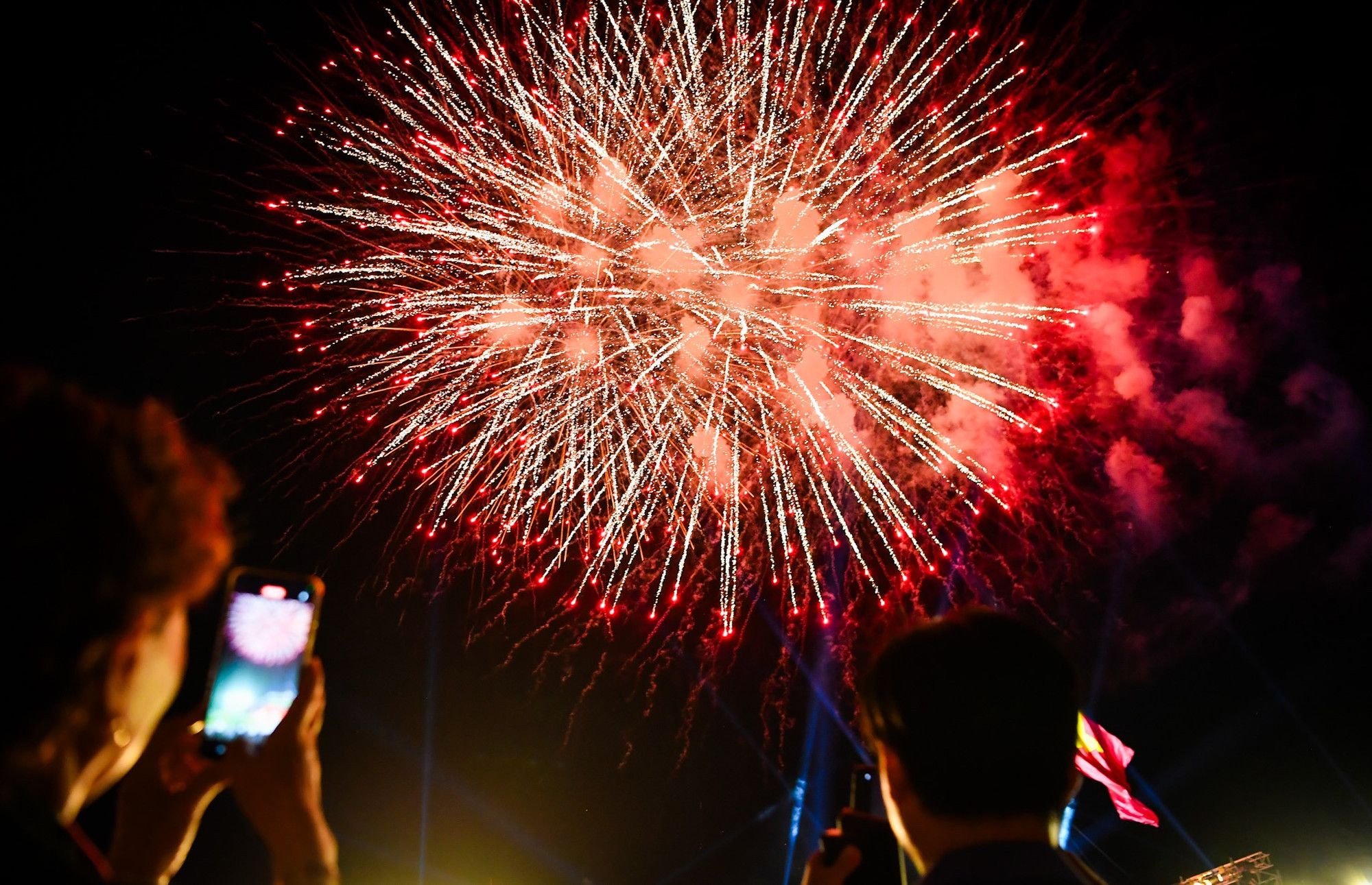 Khán giả thích thú ghi lại những hình ảnh đẹp trên bầu trời đêm bên dòng Bến Hải.