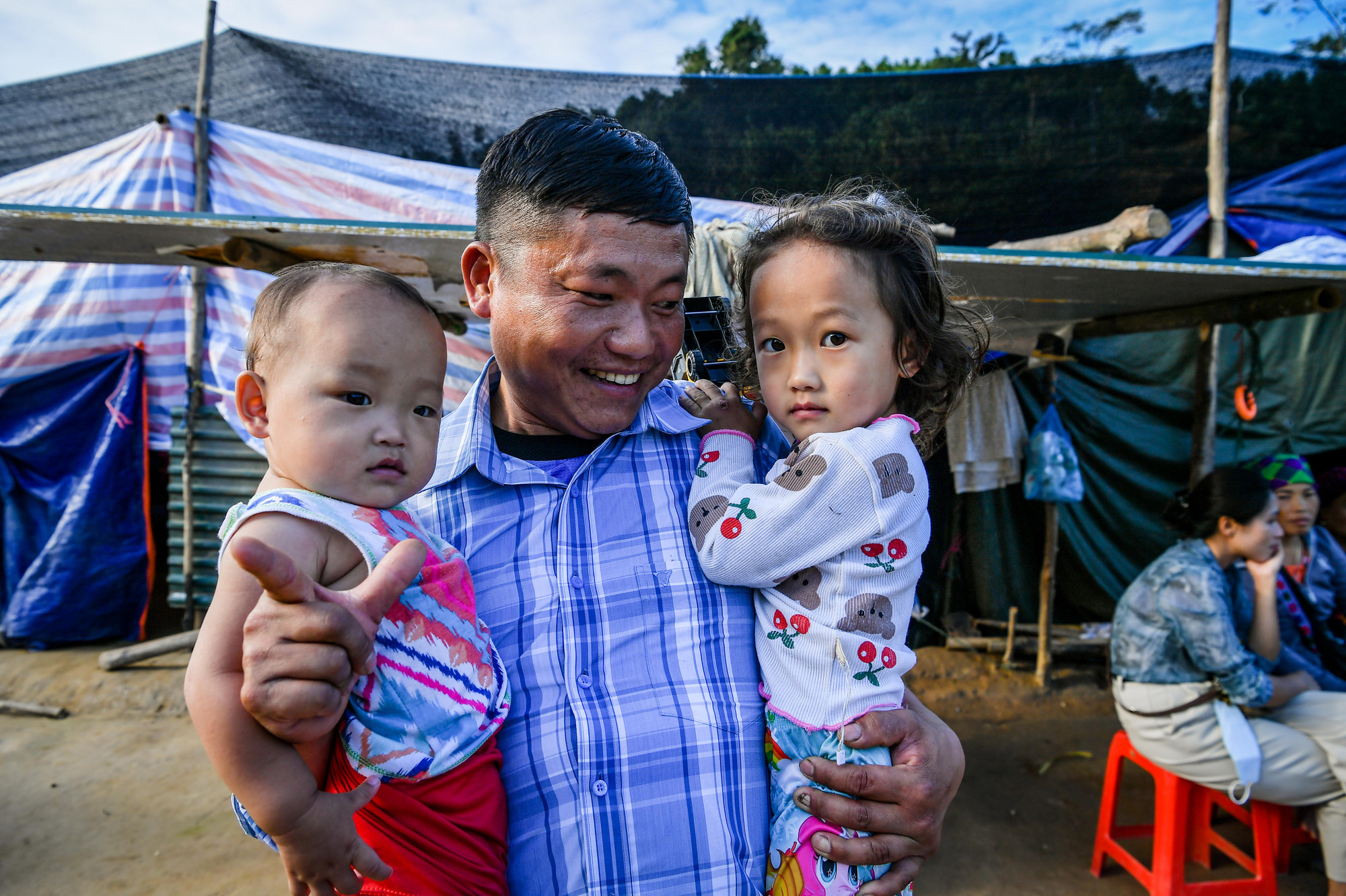 "Các cháu vẫn còn quá nhỏ để hình dung hết về thảm họa cha mẹ trải qua. Người lớn chúng tôi nhìn nụ cười các bé thì càng có thêm động lực để tái thiết", Lù Seo Nương vừa ôm chặt hai cháu bé trong tay, vừa cười nói.