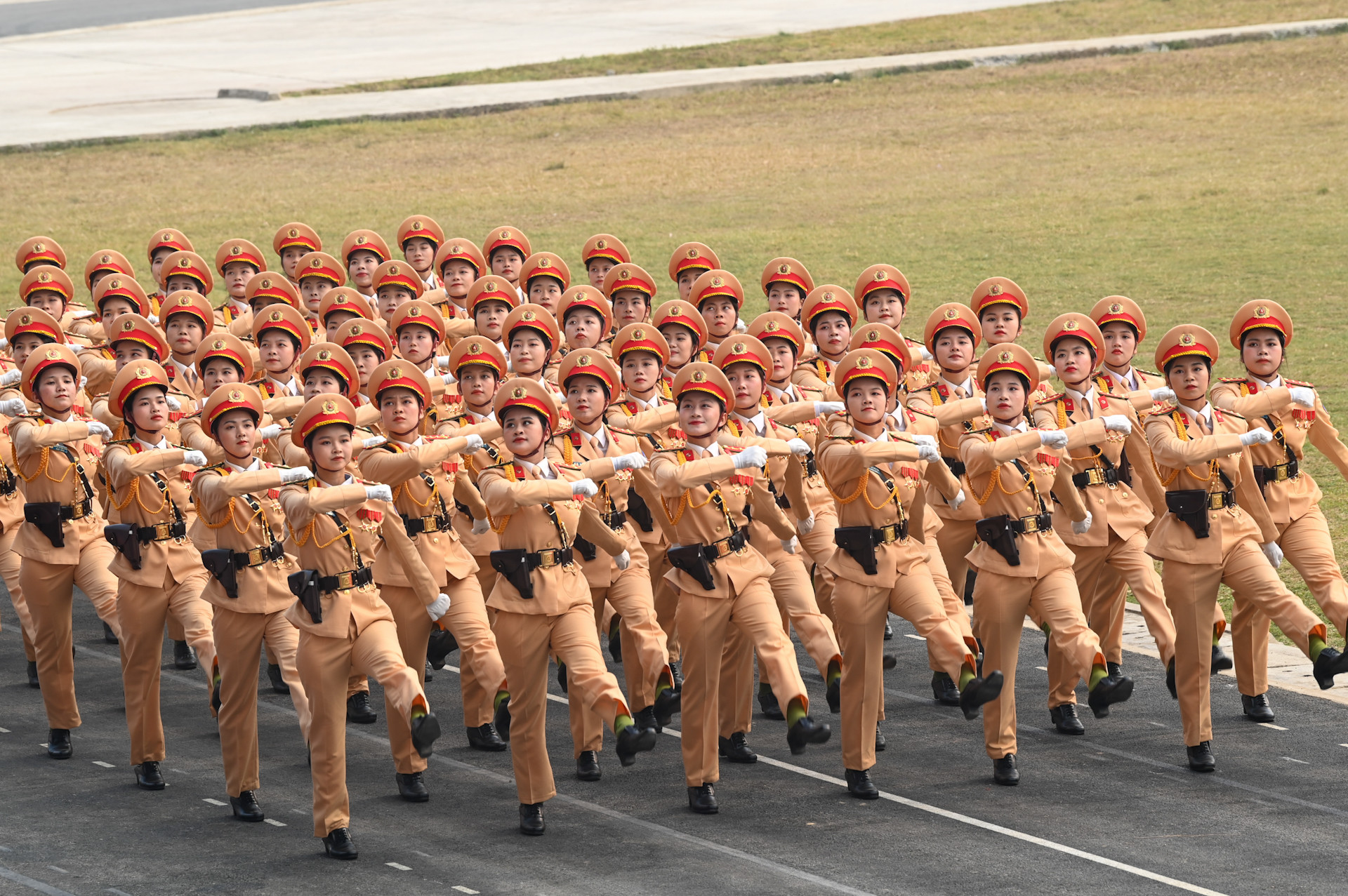 Khối nữ Cảnh sát giao thông diễu hành qua khán đài.