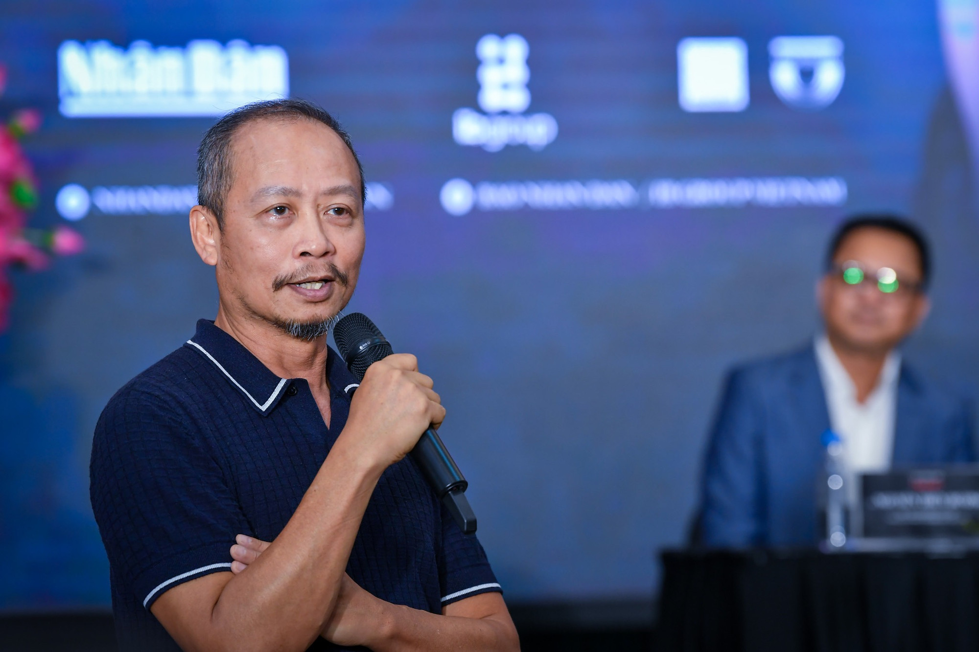 Đạo diễn Phạm Hoàng Nam trả lời câu hỏi của các phóng viên tại sự kiện.