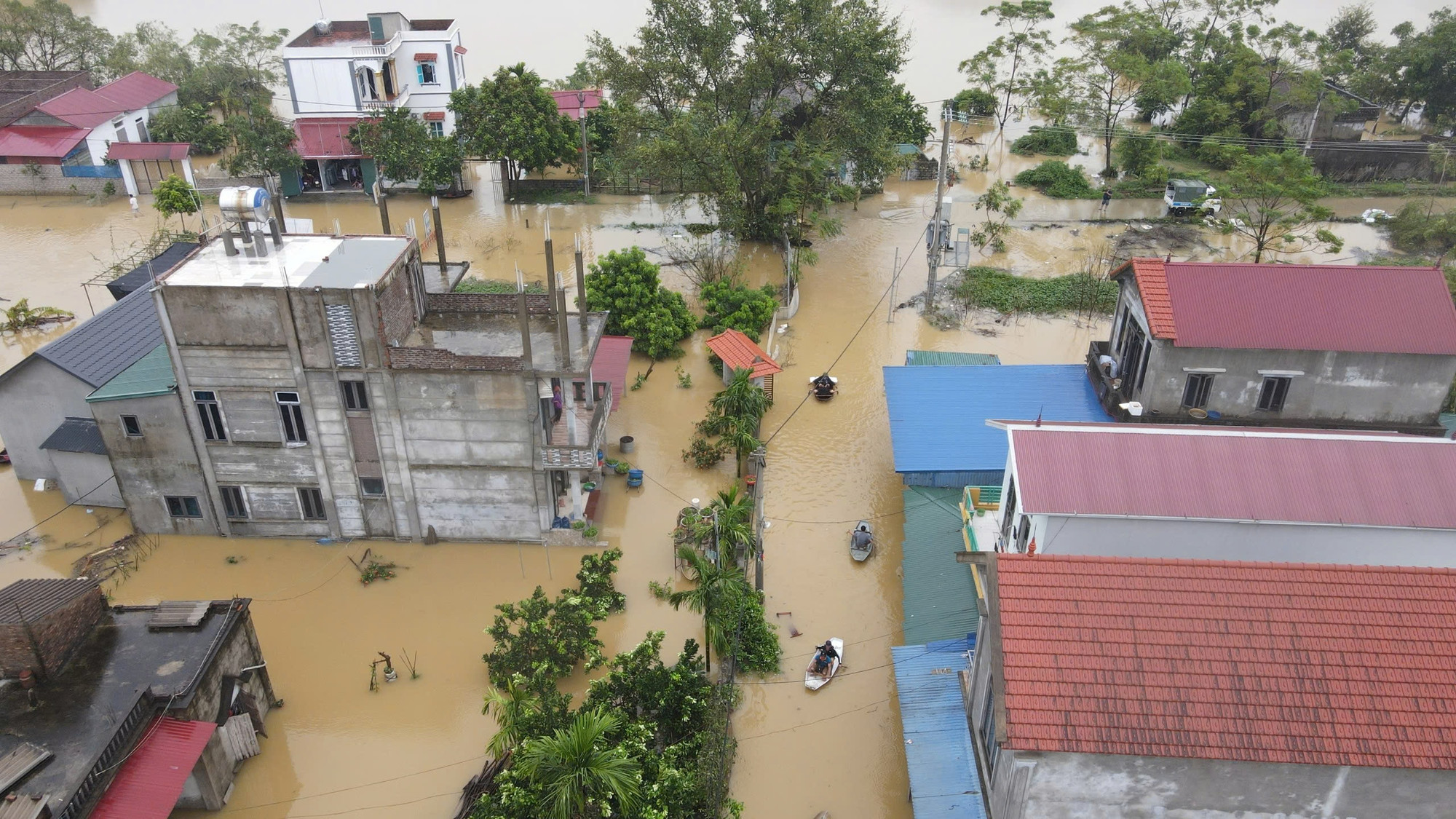 Người dân sử dụng thuyền để di chuyển trong các đường liên thôn.