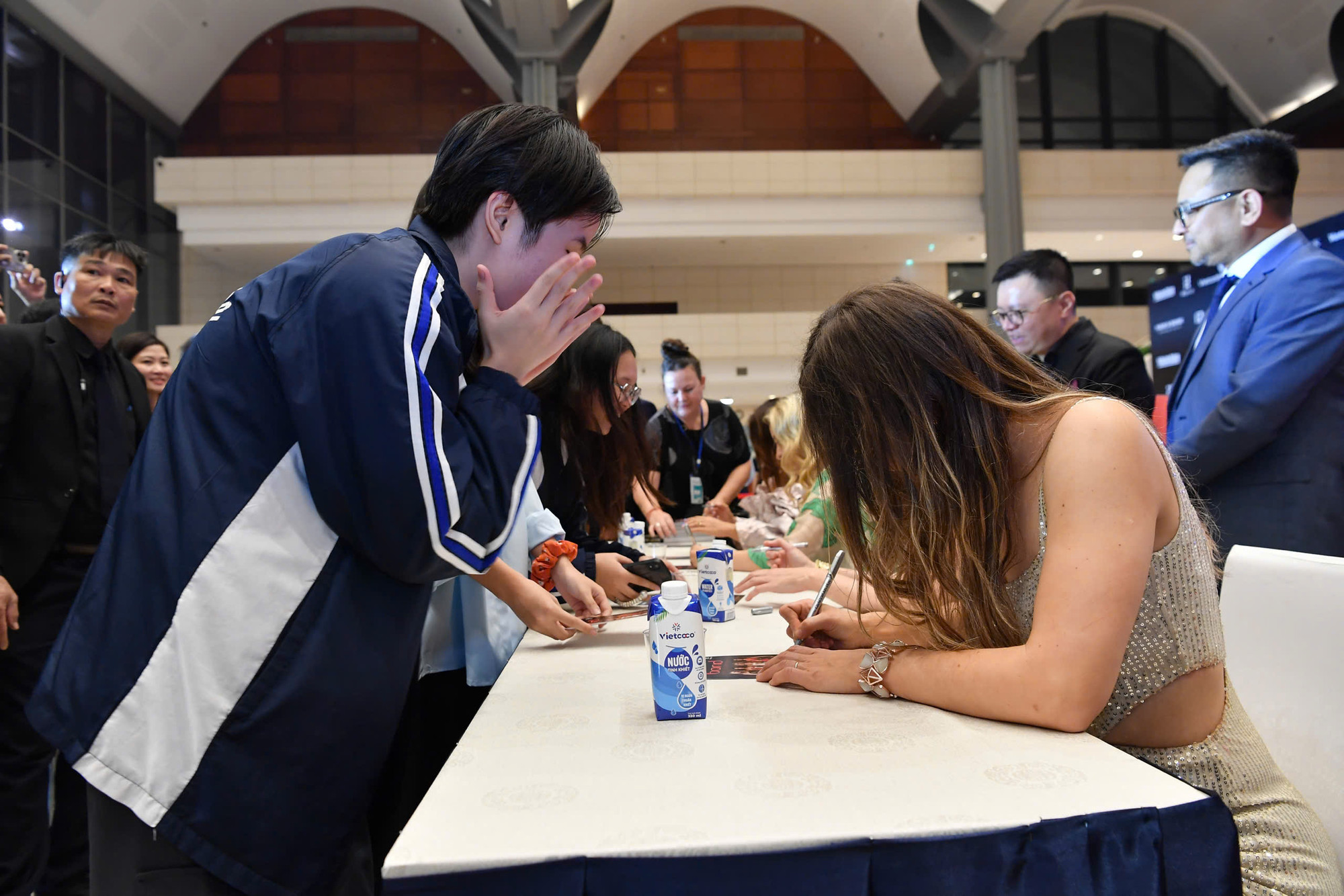[Ảnh] Hàng trăm khán giả đợi tứ tấu đàn dây Bond ký tặng tới khuya ảnh 9