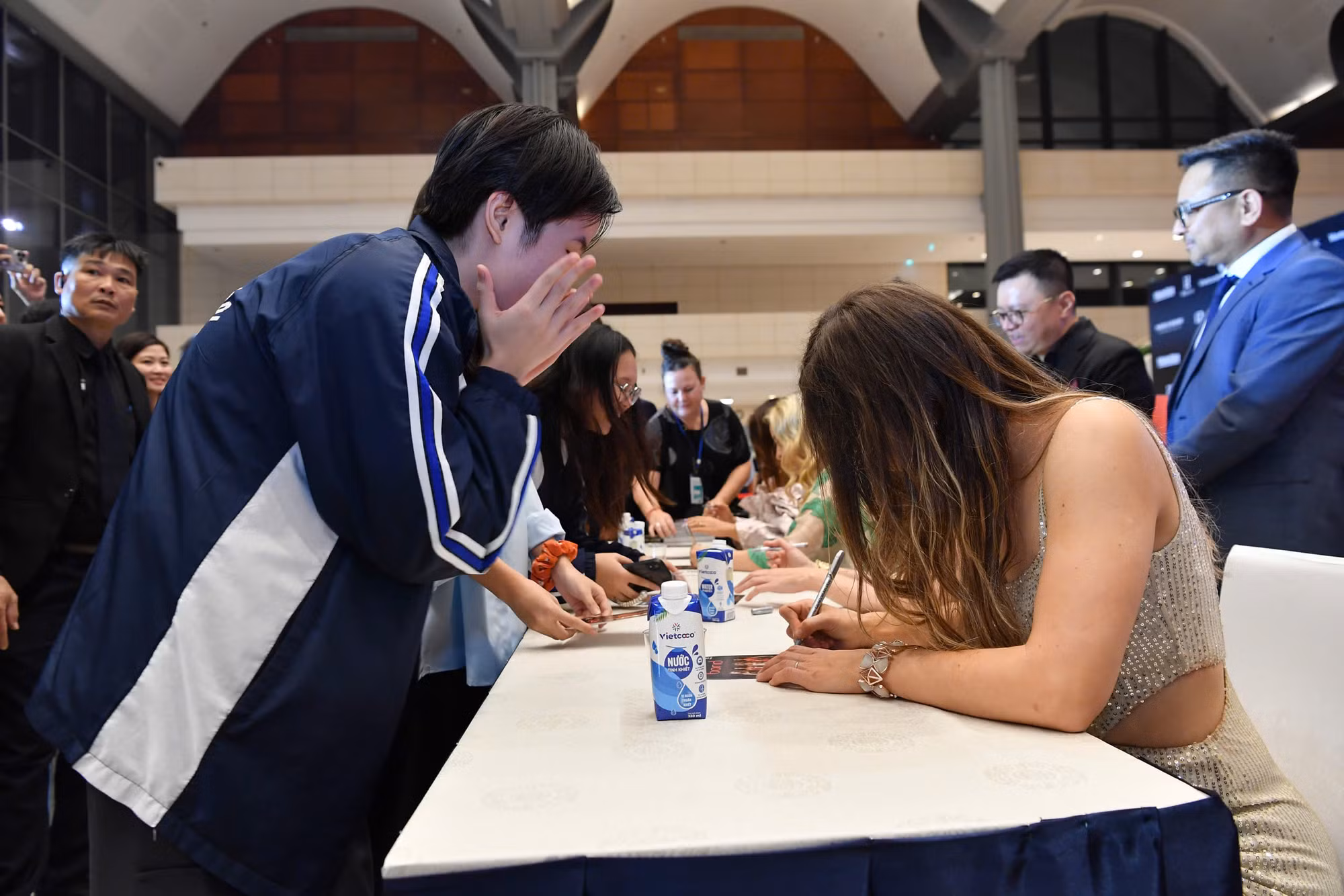 [Ảnh] Hàng trăm khán giả đợi tứ tấu đàn dây Bond ký tặng tới khuya ảnh 9