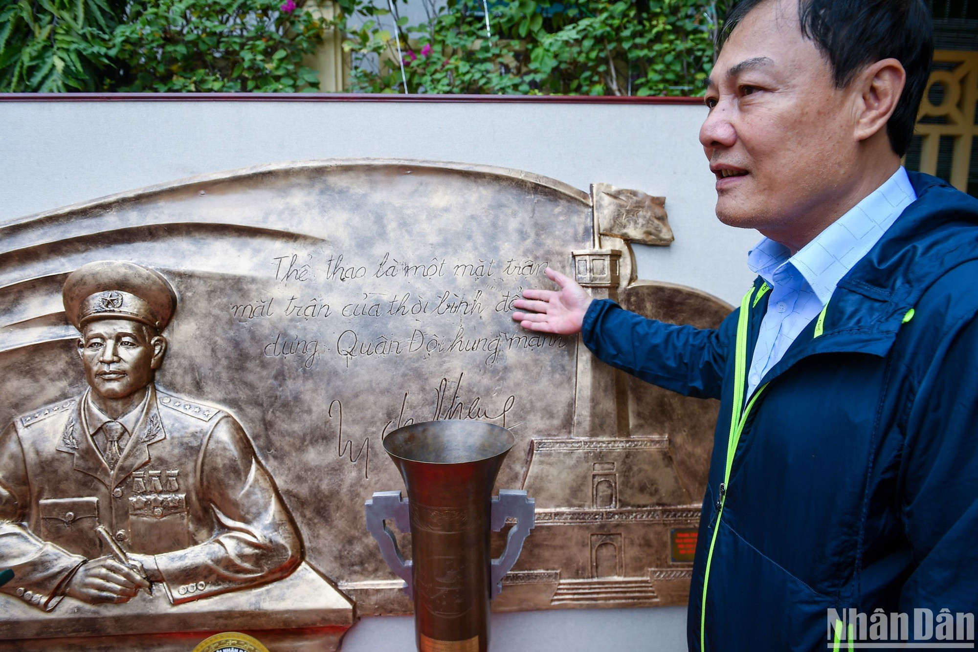 Cựu cầu thủ Nguyễn Cao Cường (CLB Thể Công) bên tấm phù điêu chân dung và lời căn dặn của Đại tướng Nguyễn Chí Thanh.