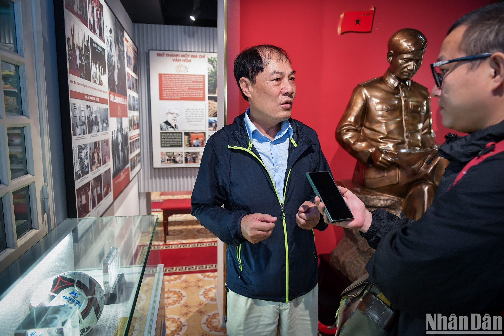 Cựu danh thủ Nguyễn Cao cường bên 2 hiện vật tặng lại cho bảo tàng Đại tướng Nguyễn Chí Thanh.