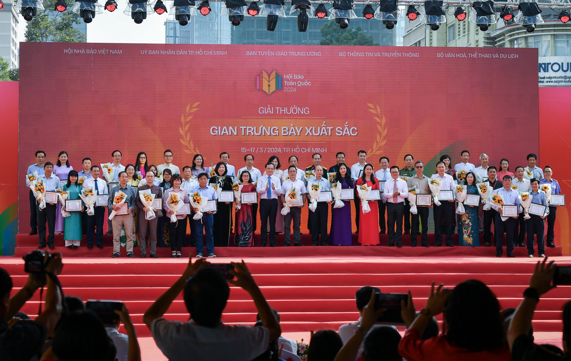 Trong khuôn khổ Hội Báo toàn quốc năm nay, Ban Tổ chức và Hội đồng Giải thưởng đã quyết định trao 11 giải A, 29 giải B, 53 giải C và 88 giải Khuyến khích cho các cơ quan báo chí ở 4 hạng mục: Gian trưng bày xuất sắc; Chương trình Phát thanh Tết ấn tượng; Chương trình Truyền hình Tết ấn tượng; Giao diện điện tử Tết ấn tượng; Bìa báo Tết ấn tượng.