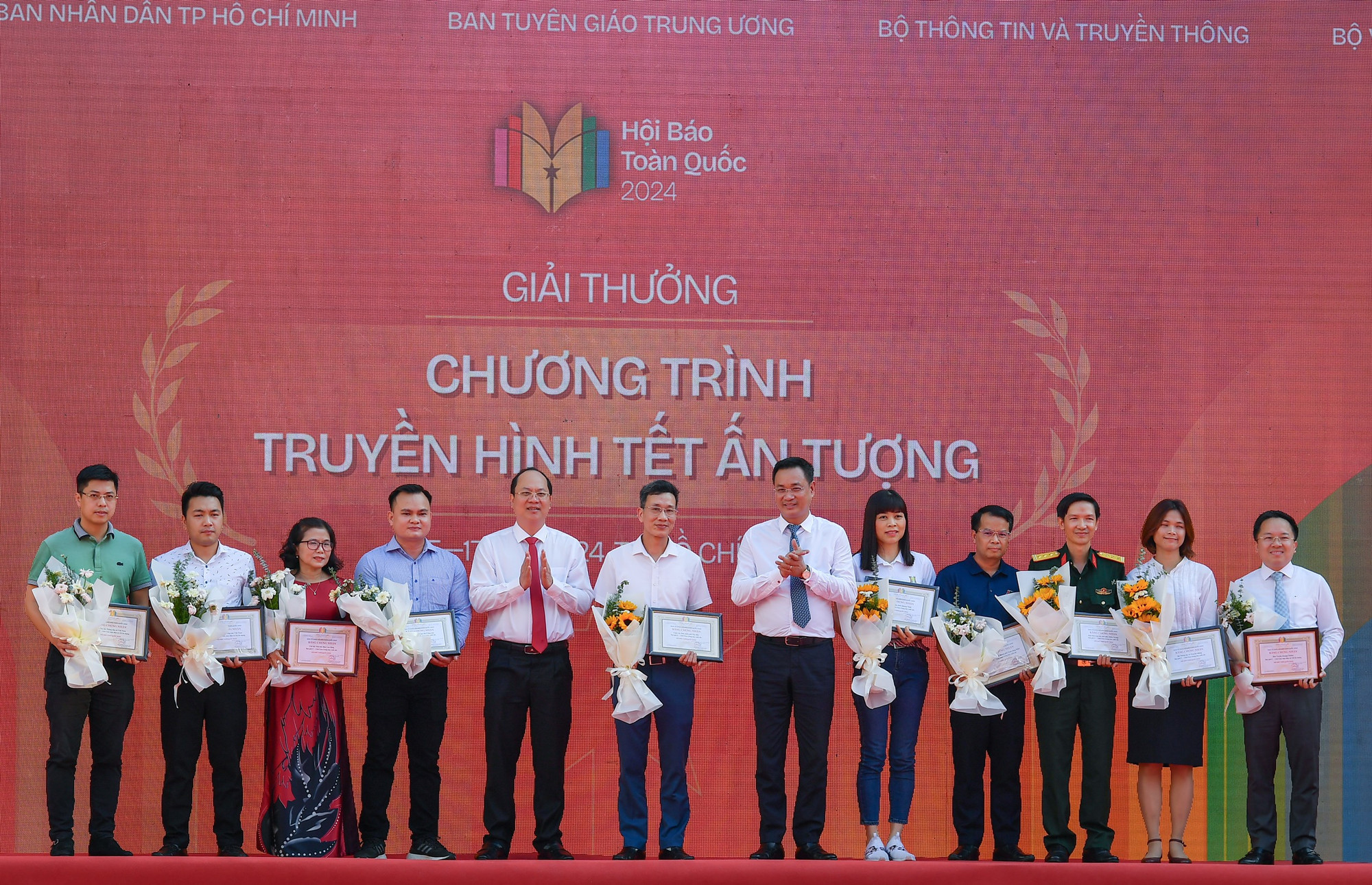 Trao giải thưởng Chương trình Truyền hình Tết ấn tượng cho đại diện các cơ quan báo chí.