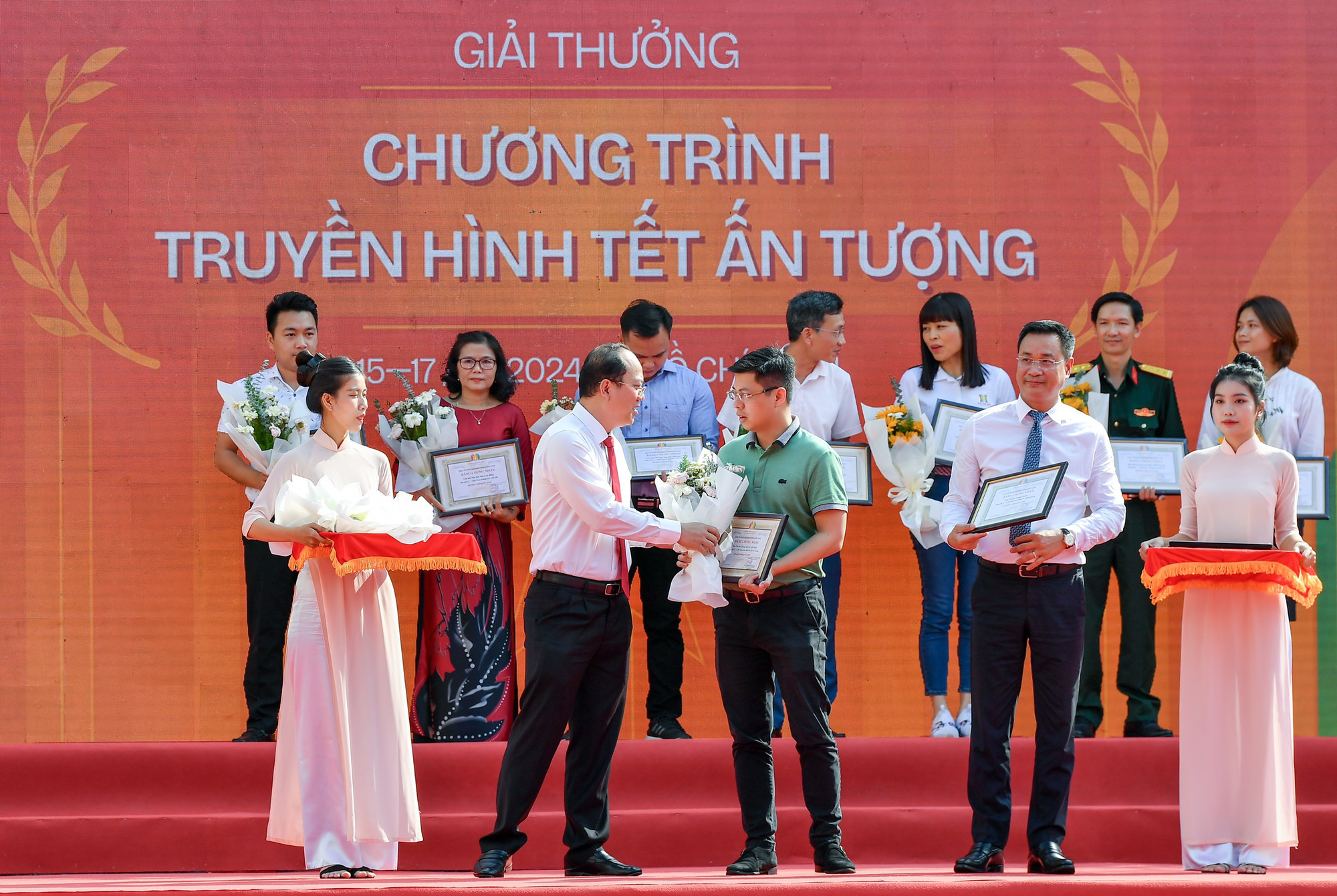 Đại diện Trung tâm Truyền hình Nhân Dân nhận giải giải C ở hạng mục Chương trình Truyền hình Tết ấn tượng. Đại diện Trung tâm Truyền hình Nhân Dân nhận giải giải C ở hạng mục Chương trình Truyền hình Tết ấn tượng.