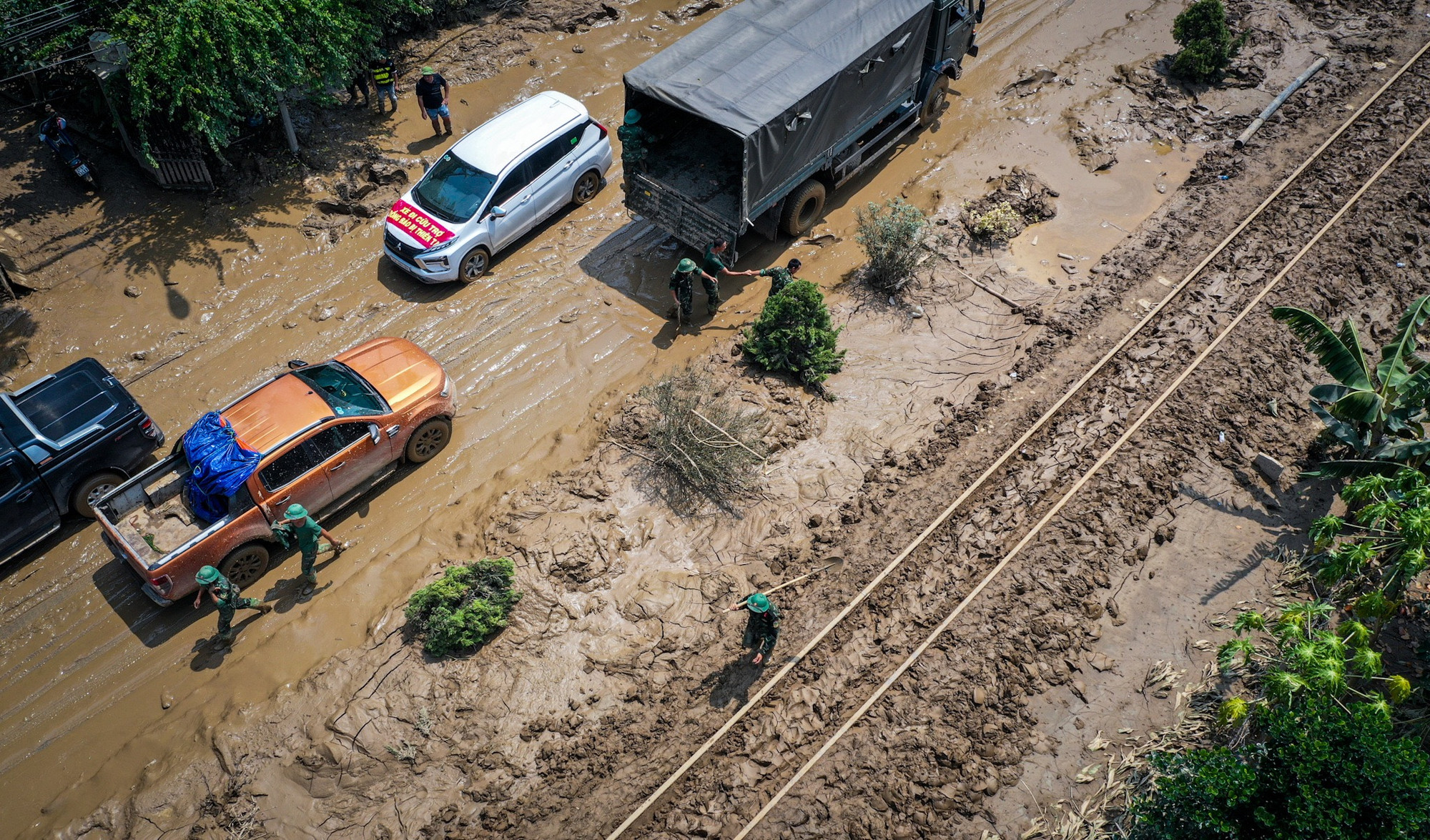 Tuyến đường sắt Hà Nội – Lào Cai là tuyến chịu ảnh hưởng nặng nề nhất khi đã xuất hiện hàng chục điểm sạt lở. Tính tới chiều 14/9, tuyến trên vẫn đang phong tỏa các khu gian từ Đoan Thượng tới Lào Cai (Km140+530-Km293+560) để các đơn vị khắc phục sự cố do mưa lũ.