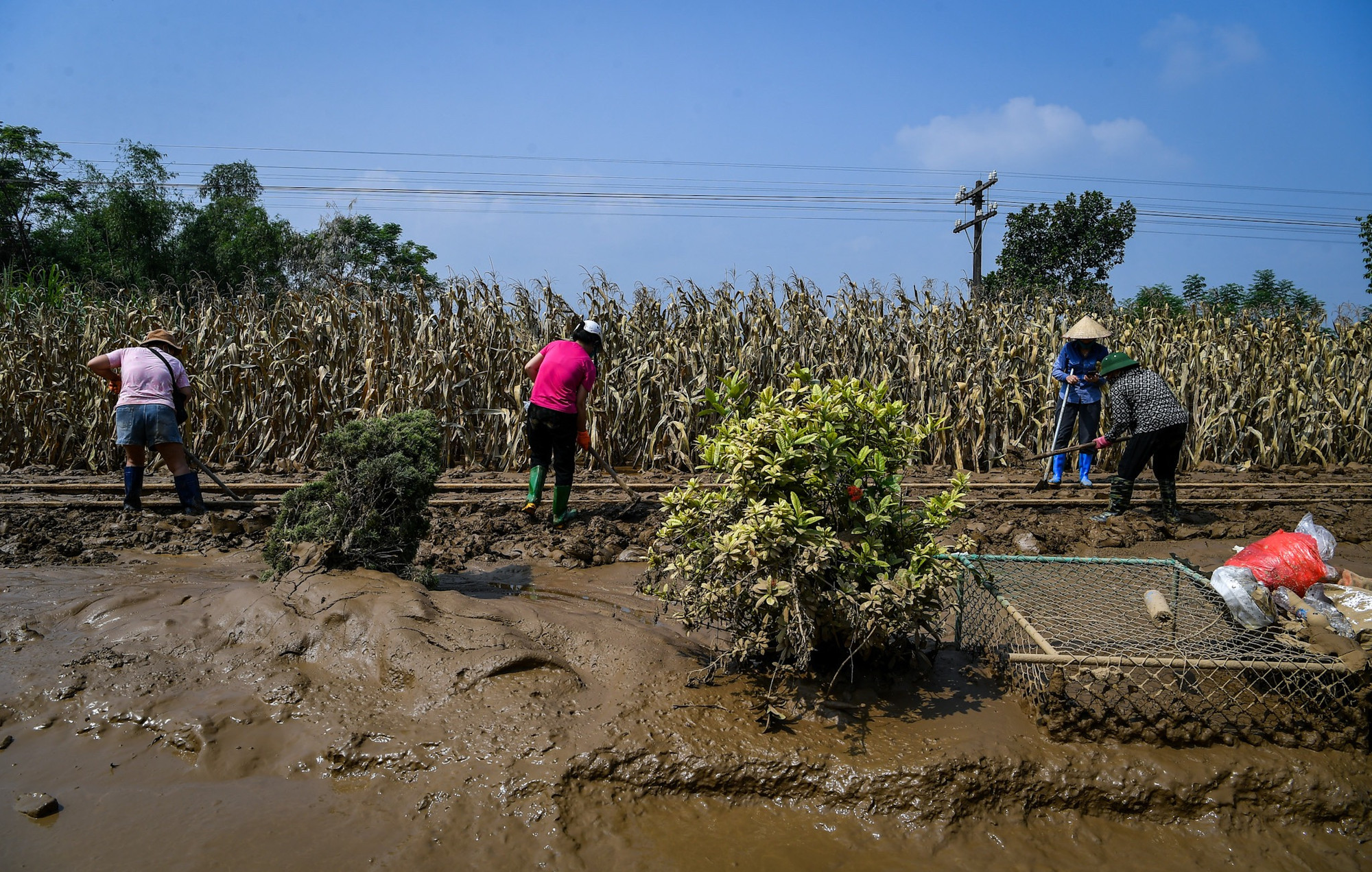 Ngay các nữ công nhân gác ghi, gác đường ngang cũng được huy động để dọn dẹp đường ray, đưa tuyến Yên Viên - Lào Cai được thông sớm nhất.