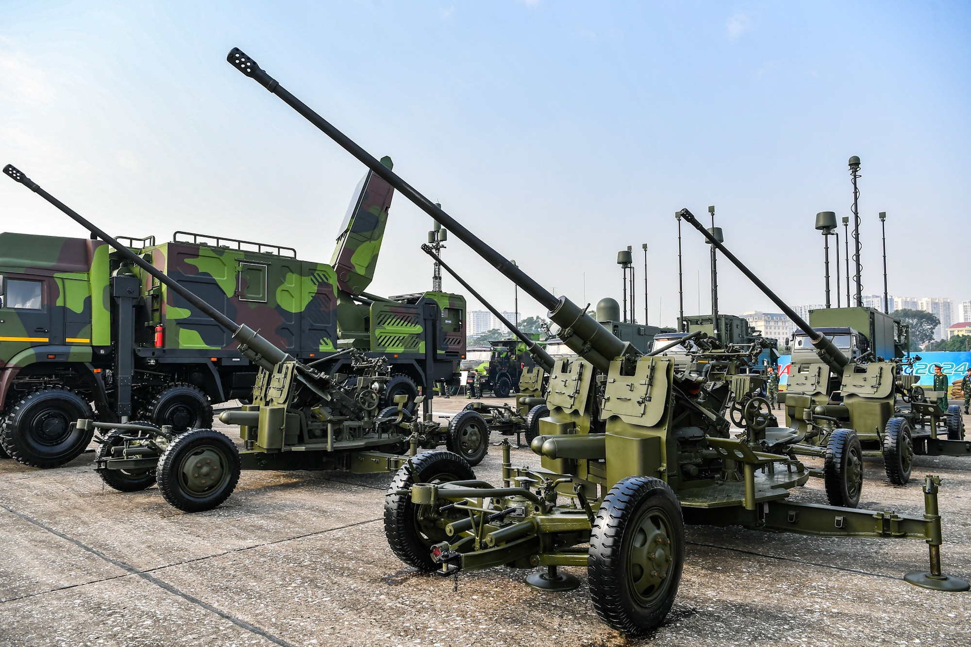 Chiếc xe ngoài cùng phía bên trái là hệ thống radar tìm kiếm và dẫn bắn mục tiêu của tổ hợp. Chiếc xe ngoài cùng phía bên trái là hệ thống radar tìm kiếm và dẫn bắn mục tiêu của tổ hợp.