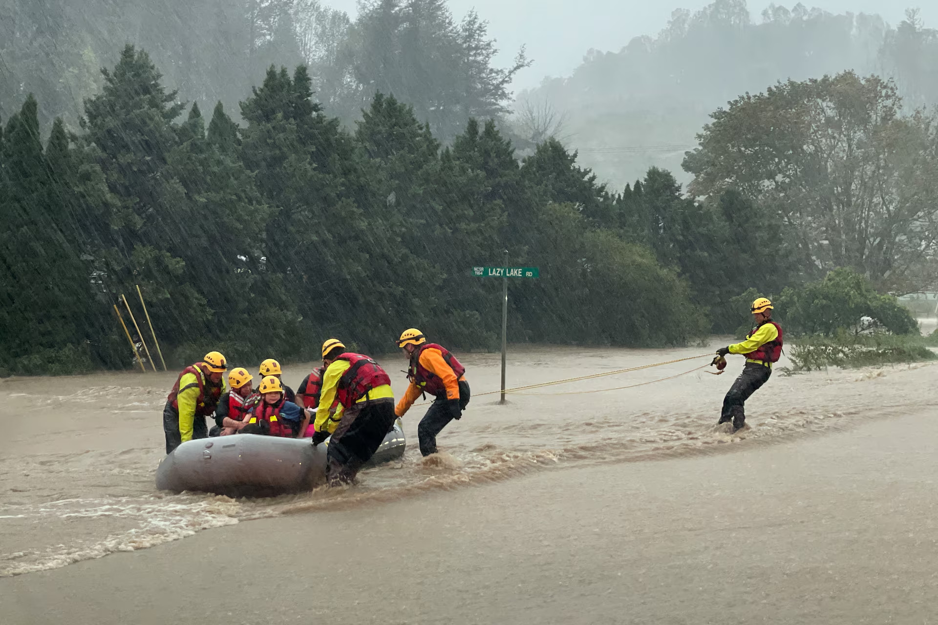 Một đội cứu hộ giải cứu người dân khỏi trận lũ lụt nghiêm trọng khi Bão nhiệt đới Helene tấn công tại Boone, Bắc Carolina. (Ảnh: REUTERS)