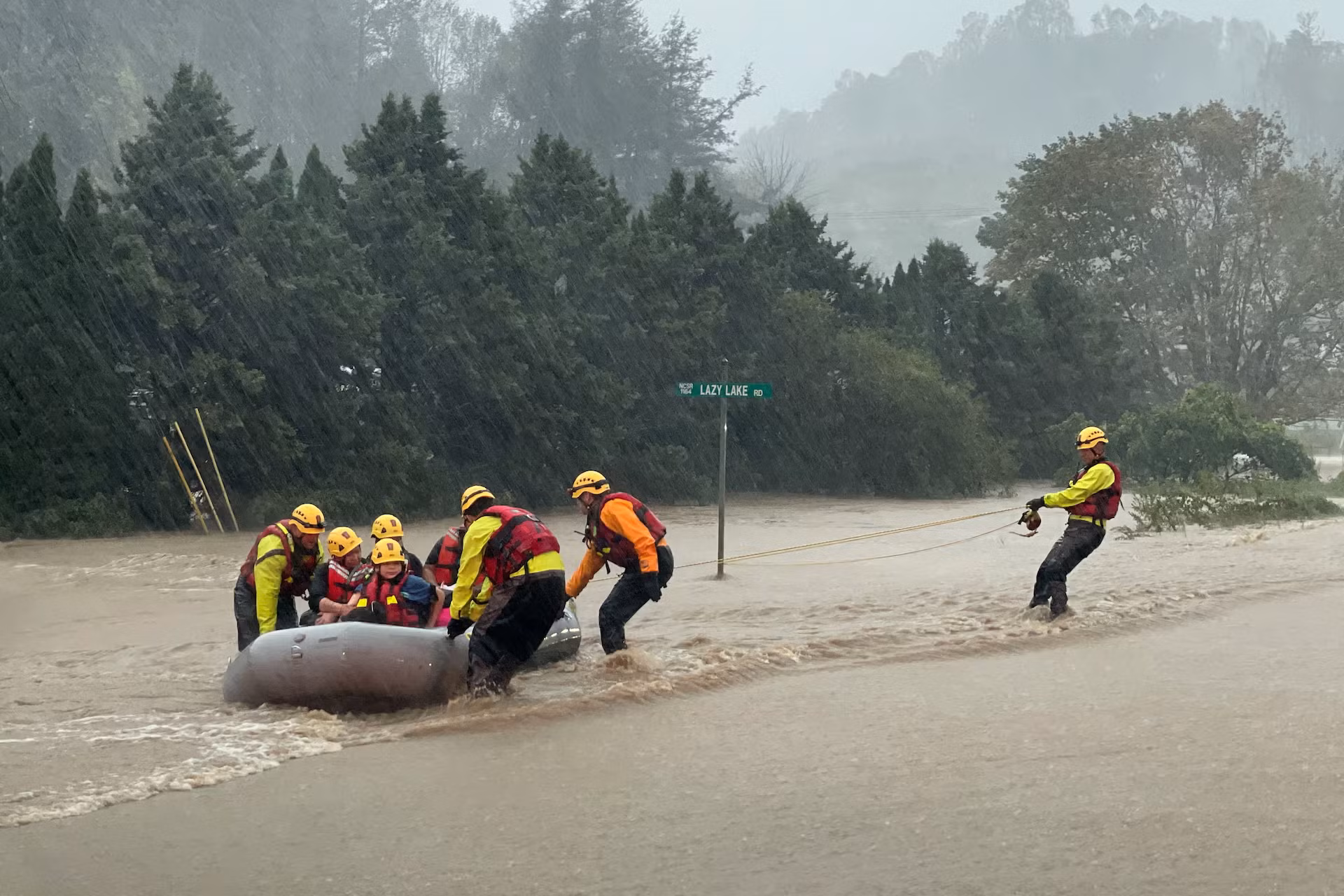 Một đội cứu hộ giải cứu người dân khỏi trận lũ lụt nghiêm trọng khi Bão nhiệt đới Helene tấn công tại Boone, Bắc Carolina. (Ảnh: REUTERS)
