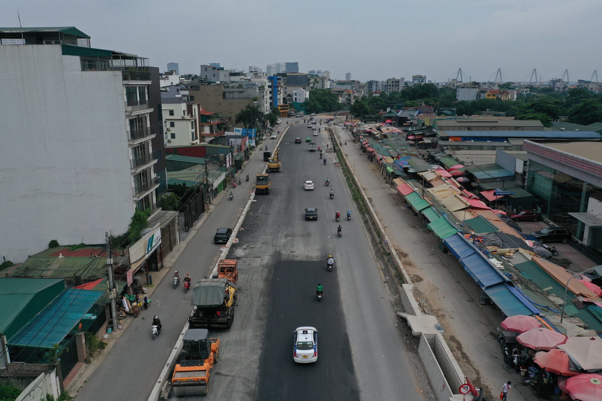 Đến nay, trên toàn tuyến từ khách sạn Thắng Lợi đến nút giao cầu Nhật Tân, nhà thầu đã thi công xong toàn bộ tường chắn đê bê-tông cốt thép, cửa khẩu qua đê, tường chắn giao thông bên trái tuyến, thảm bê-tông nhựa đường dân sinh hai bên đường Âu Cơ. Đến nay, trên toàn tuyến từ khách sạn Thắng Lợi đến nút giao cầu Nhật Tân, nhà thầu đã thi công xong toàn bộ tường chắn đê bê-tông cốt thép, cửa khẩu qua đê, tường chắn giao thông bên trái tuyến, thảm bê-tông nhựa đường dân sinh hai bên đường Âu Cơ.