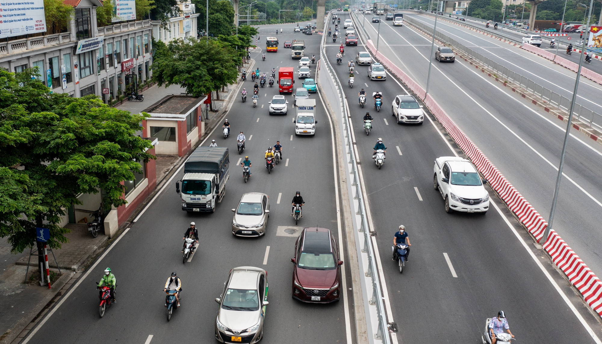 Đáng chú ý, sau hơn 1 tuần đi vào hoạt động, tình trạng xe máy "đi lạc" lên cầu cũ đã được khắc phục triệt để. Làn đường dành riêng cho ô-tô rất thông thoáng theo cả hai chiều di chuyển.