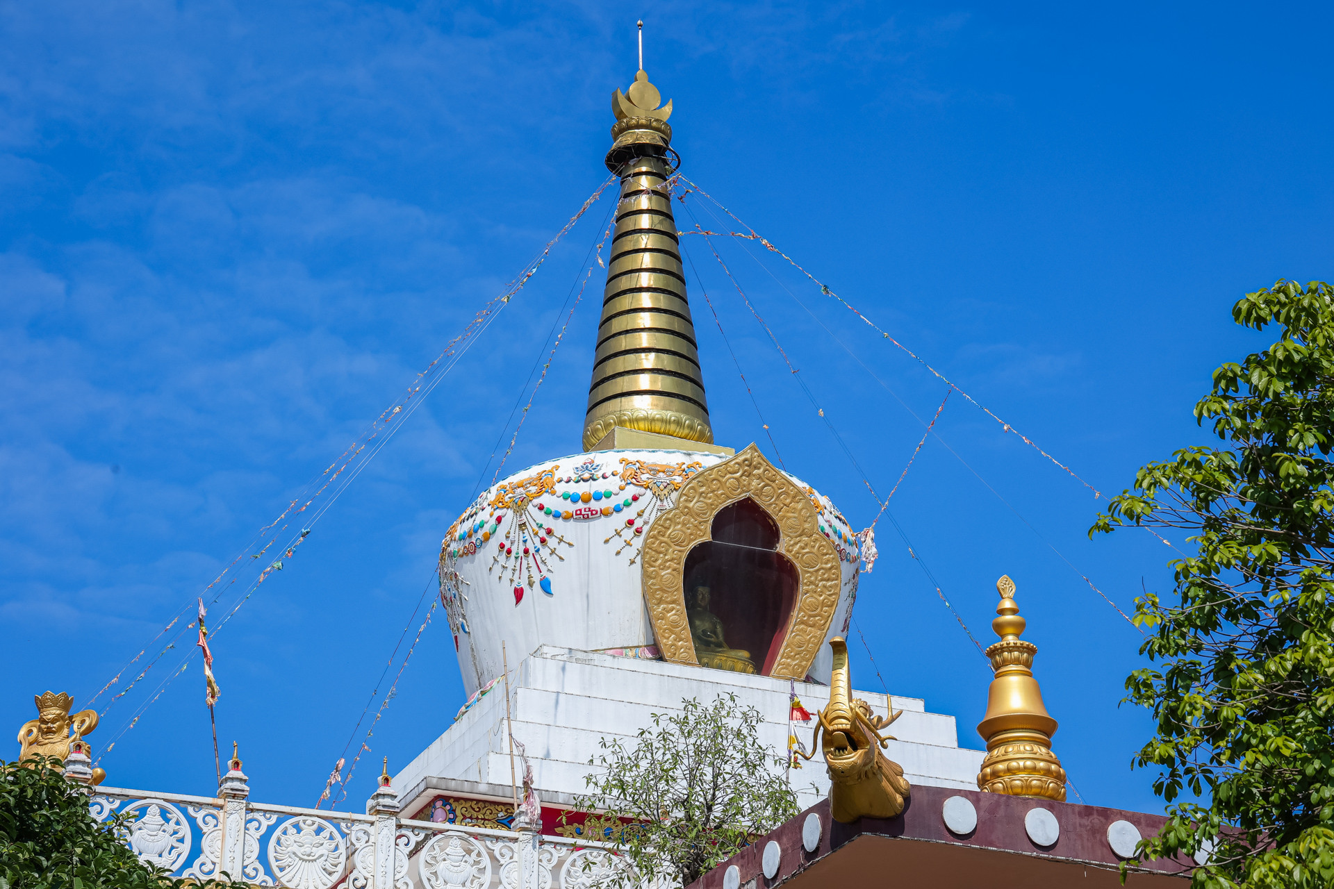 Trên đỉnh Bảo tháp trang trí những dải cờ Lungta với 5 màu đỏ, trắng, lục, vàng, lam bay trong gió. Những dải cờ này trong tiếng Tây Tạng có nghĩa là “ngựa gió”, biểu tượng cho sự chuyển hóa cái ác thành cái thiện, chuyển hóa những điều không may thành cát tường.