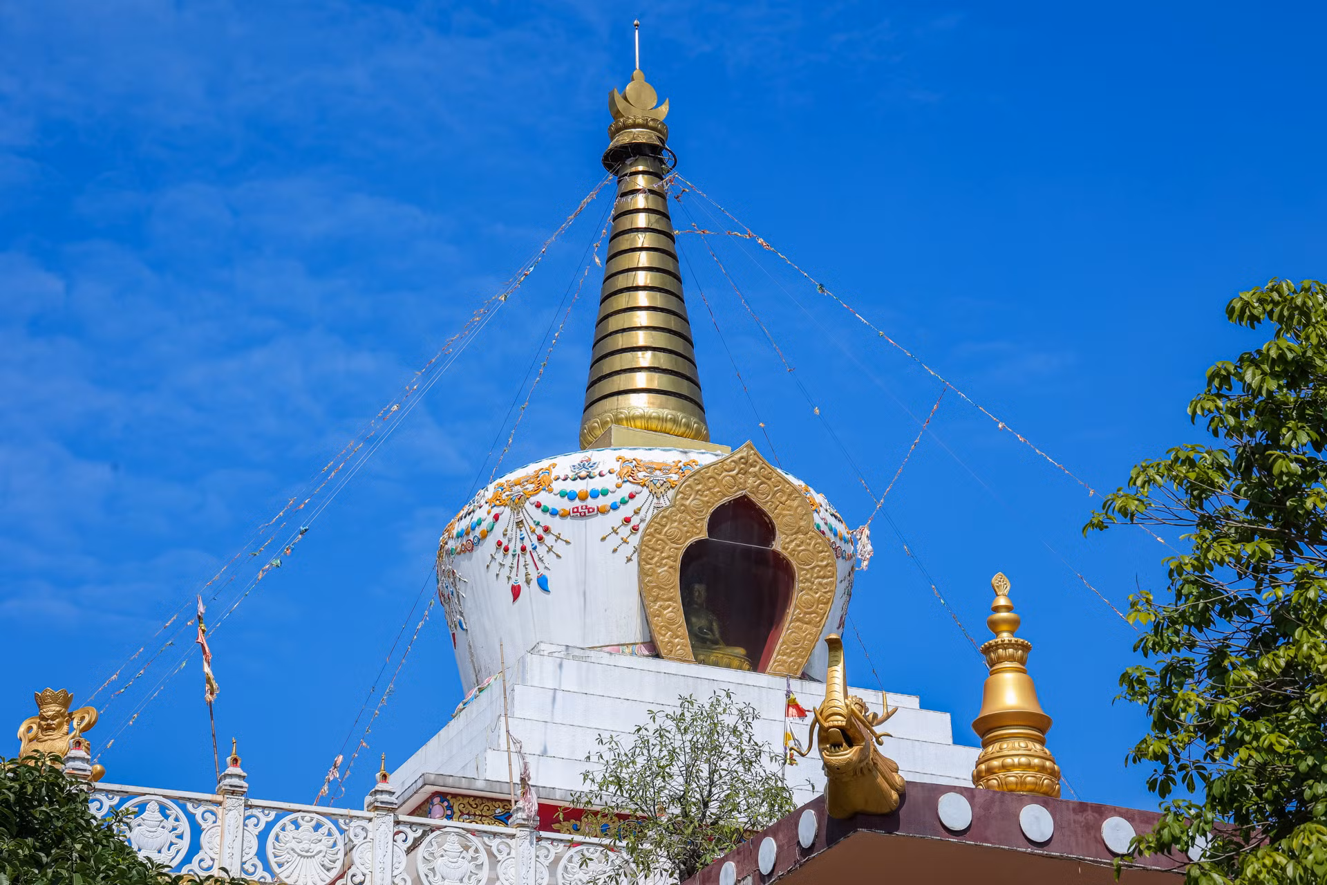 Trên đỉnh Bảo tháp trang trí những dải cờ Lungta với 5 màu đỏ, trắng, lục, vàng, lam bay trong gió. Những dải cờ này trong tiếng Tây Tạng có nghĩa là “ngựa gió”, biểu tượng cho sự chuyển hóa cái ác thành cái thiện, chuyển hóa những điều không may thành cát tường.