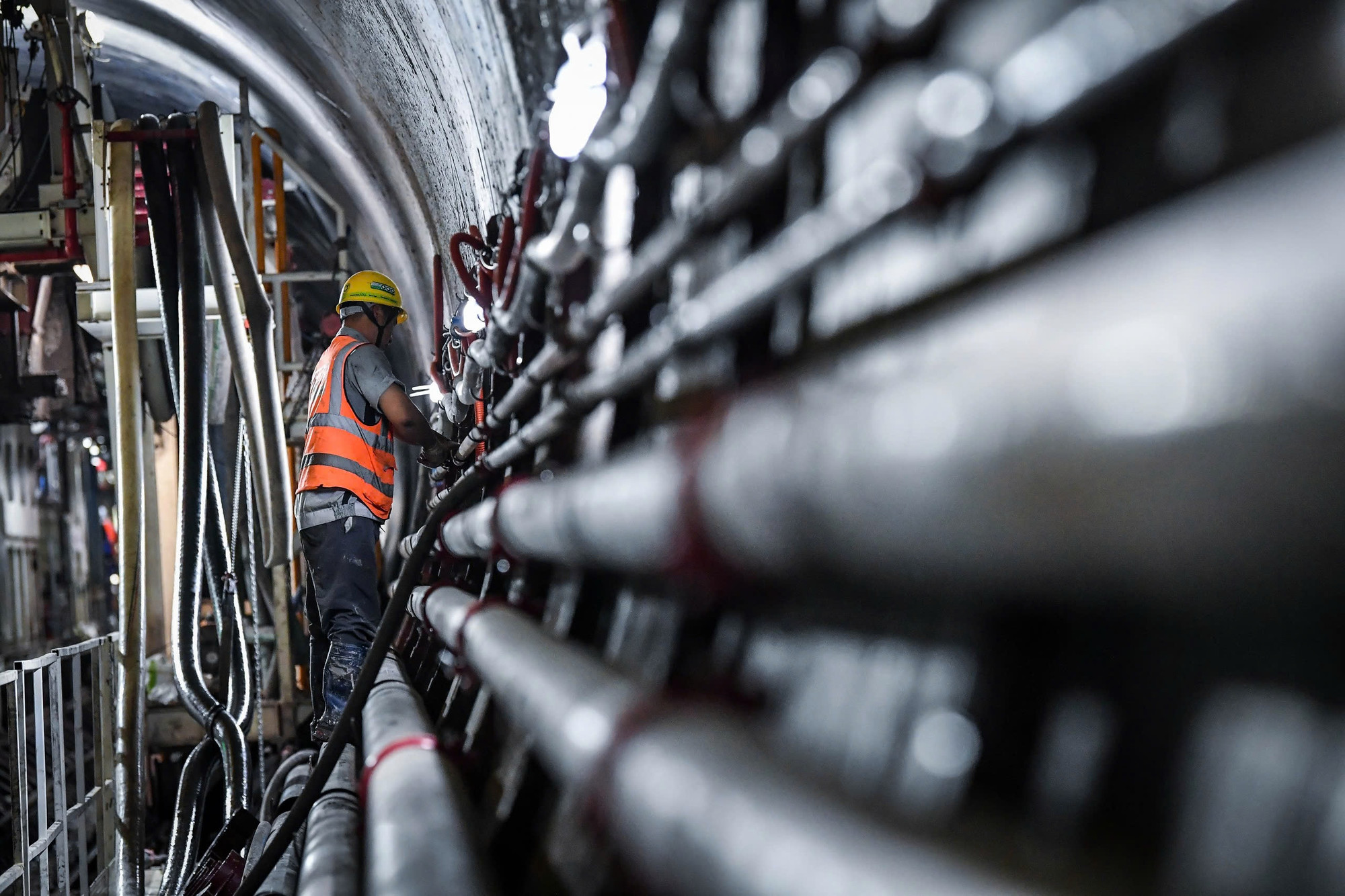 Tiến hành lắp đặt các thiết bị tại khu vực thi công hầm Metro Nhổn - Ga Hà Nội.