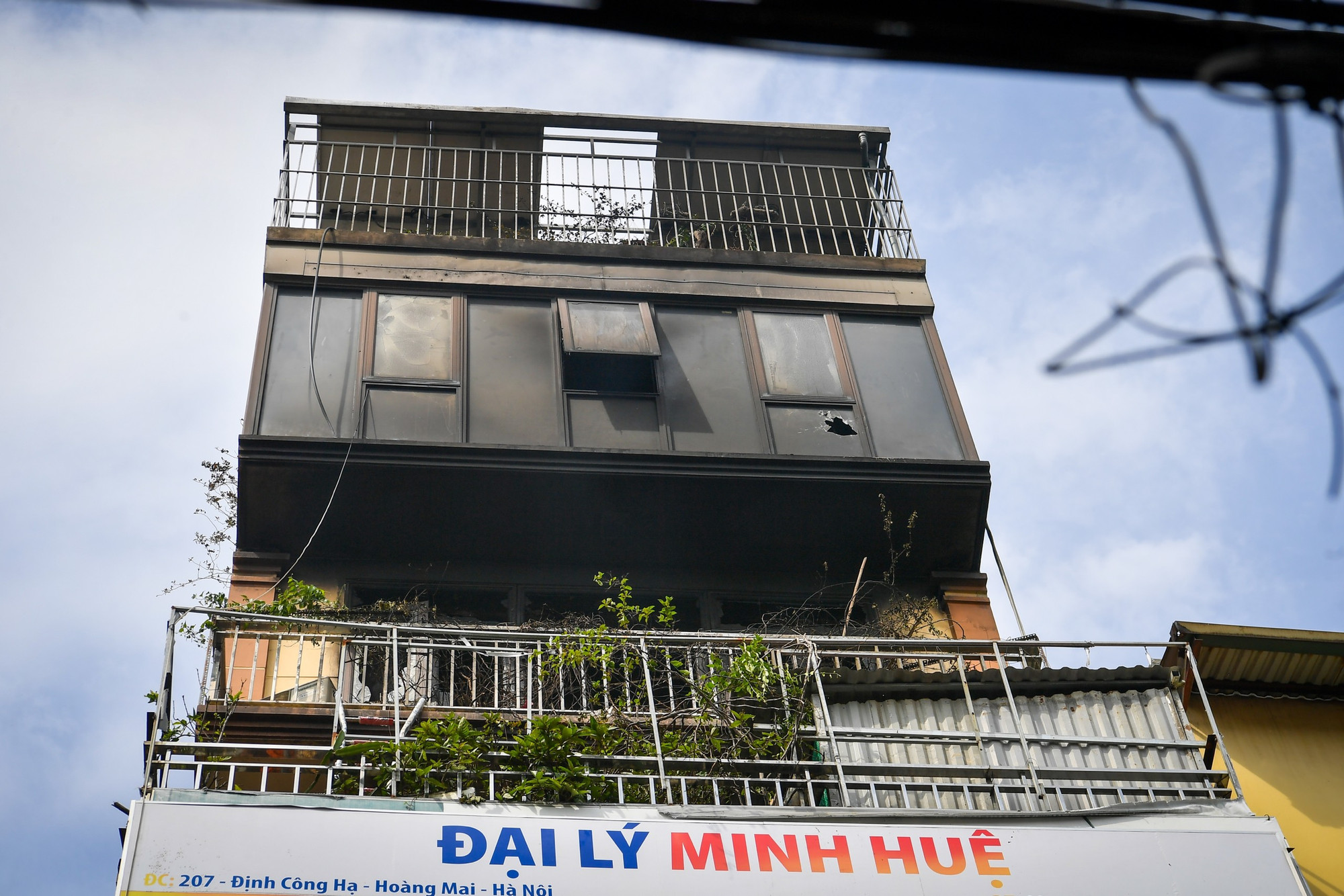 Vào hồi 18 giờ 22 phút ngày 16/6, một vụ hỏa hoạn nghiêm trọng đã bùng phát tại căn nhà 6 tầng 1 tum tại số 207 Định Công Hạ (Hoàng Mai, Hà Nội). Vào hồi 18 giờ 22 phút ngày 16/6, một vụ hỏa hoạn nghiêm trọng đã bùng phát tại căn nhà 6 tầng 1 tum tại số 207 Định Công Hạ (Hoàng Mai, Hà Nội).