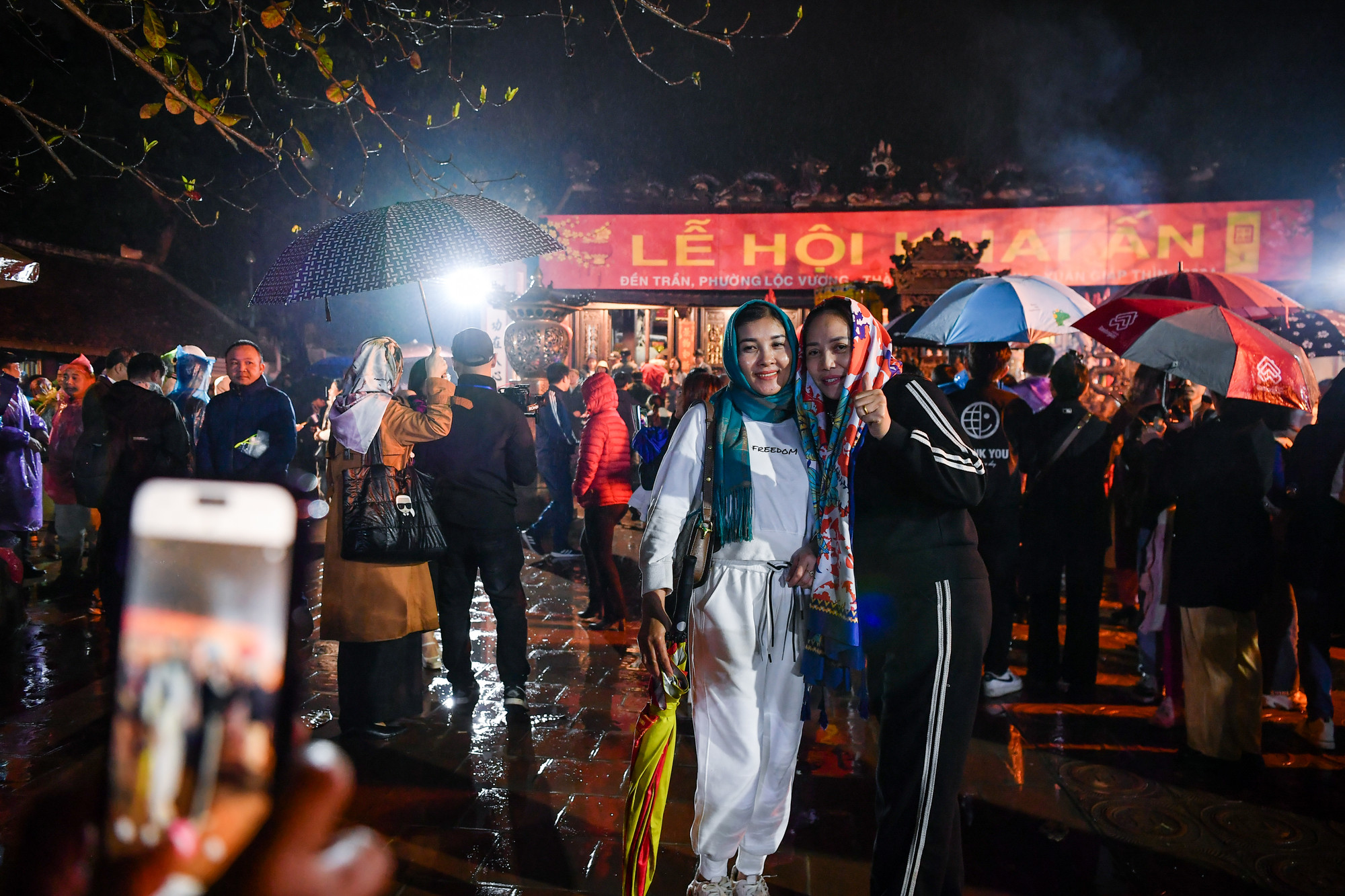 Hai nữ du khách tranh thủ ghi lại khoảnh khắc tại lễ khai ấn đền Trần năm nay.