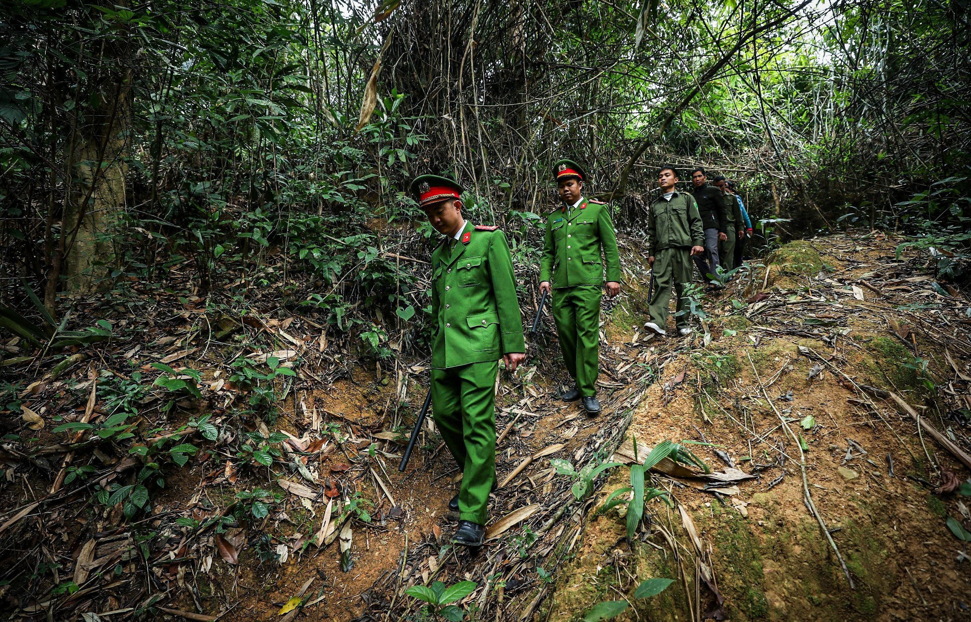 Thế nhưng, từ khi có lực lượng Công an xã chính quy về xã, tình trạng mất an ninh trật tự, vượt biên trái phép giảm hẳn. Trong ảnh, các cán bộ, chiến sĩ Công an xã Hua Thanh tiến hành tuần tra biên giới, bảo đảm an ninh trật tự.
