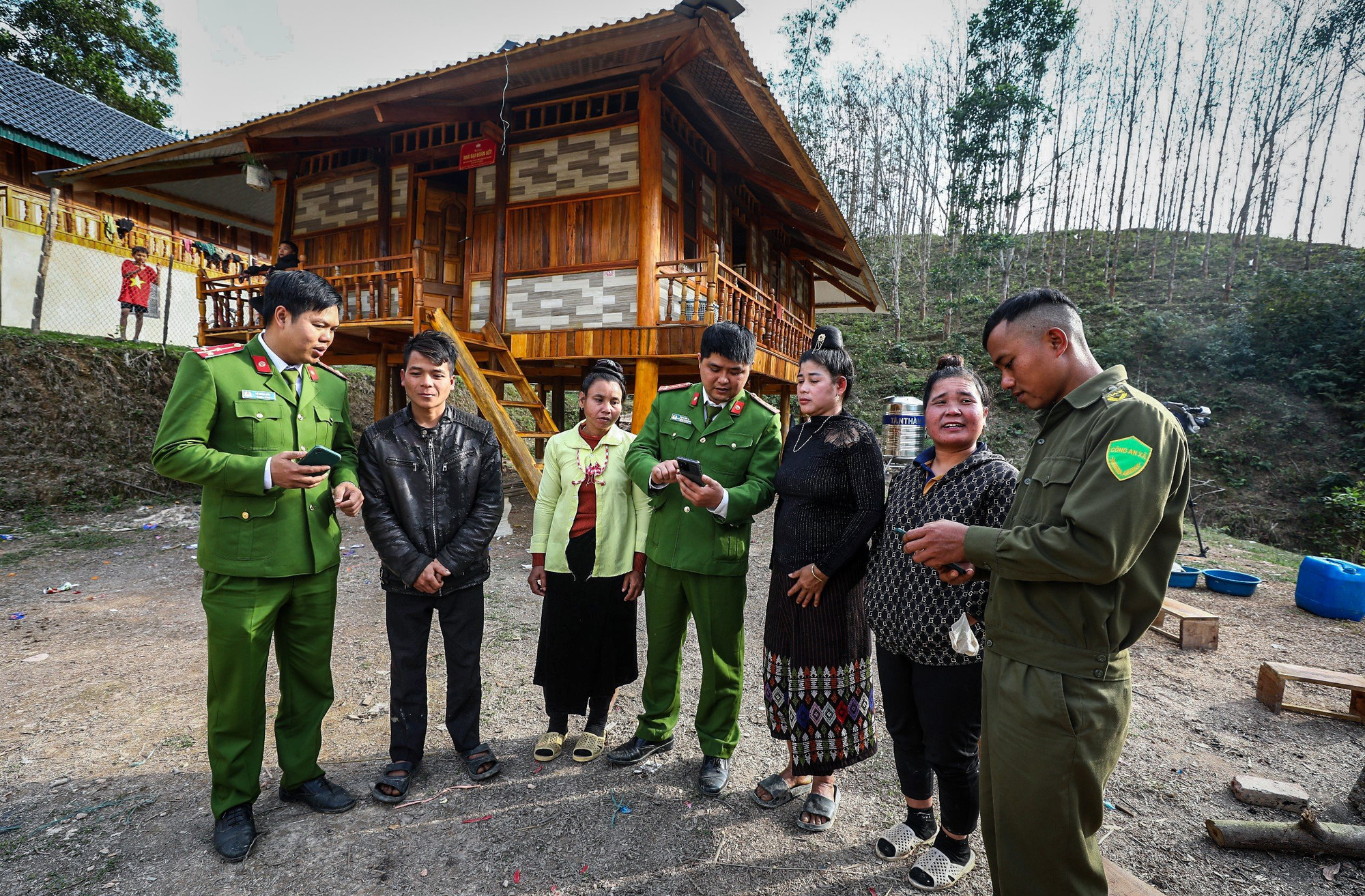 Để thực hiện tốt mô hình “xã biên giới sạch về ma túy”, các cán bộ, chiến sĩ Công an nhân dân đặc biệt quan tâm chăm lo đời sống, vật chất, tinh thần của đồng bào các dân tộc trên địa bàn xã. Đến nay, Công an xã Hua Thanh đã thành lập tổ an ninh tự quản tại 10/10 bản với 59 đồng chí tích cực tham gia vào việc tuyên truyền, vận động nhân dân phòng, chống tội phạm ma túy, góp phần thực hiện hiệu quả mô hình "Xã biên giới sạch về ma túy" của Công an tỉnh Điện Biên.